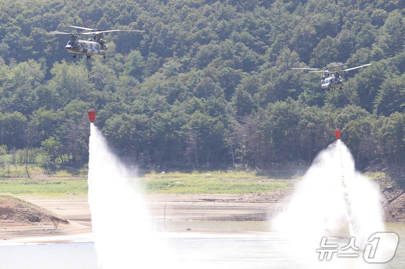 5일 오후 강원 강릉 재난 대응을 위해 군 급수지원작전에 투입된 육군항공사령부 시누크&#40;CH-470D&#41; 헬기가 오봉저수지에 물을 붓고 있다.&#40;육군 제공, 재판매 및 DB 금지&#41; 2025.9.5/뉴스1