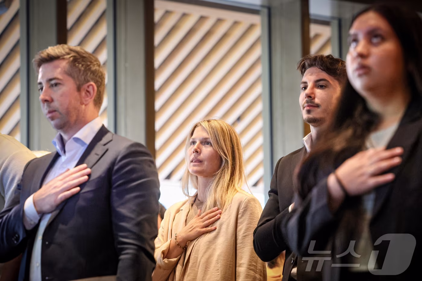 2024년 7월 2일&#40;현지시간&#41; 미국 뉴욕 뉴욕공립도서관에서 열린 미 이민서비스국&#40;USCIS&#41; 귀화식에서 참석자들이 국기에 대한 맹세를 하고 있다. &lt;자료 사진&gt; 2024.07.02. ⓒ 로이터=뉴스1 ⓒ News1 윤다정 기자