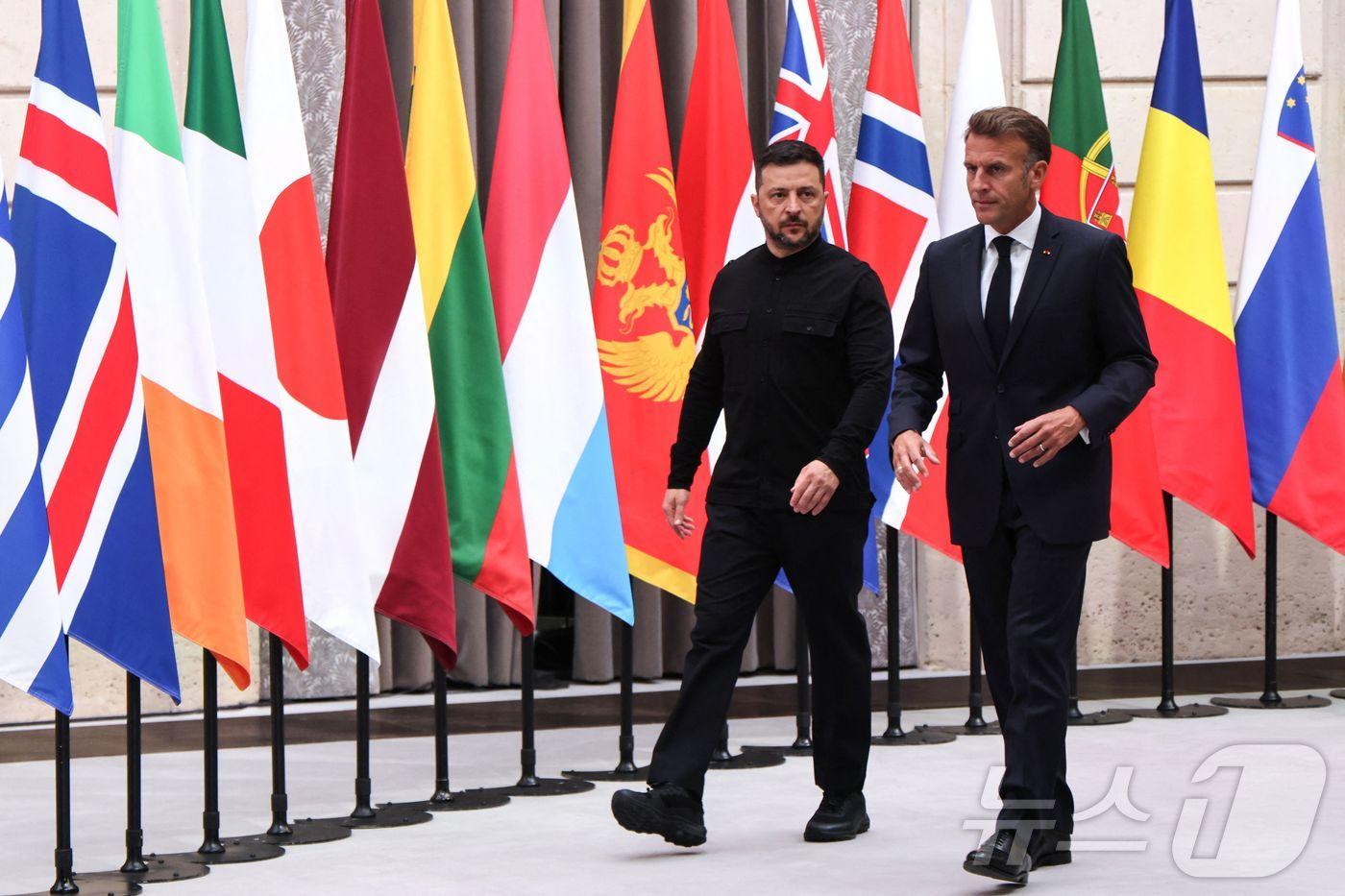 볼로디미르 젤렌스키 우크라이나 대통령&#40;왼쪽&#41;과 에마뉘엘 마크롱 프랑스 대통령이 4일&#40;현지시간&#41; 파리 엘리제궁에서 열린 &#39;의지의 연합&#39; 정상회의에 함께 입장하고 있다. 2025.09.05. ⓒ AFP=뉴스1 ⓒ News1 이지예 객원기자