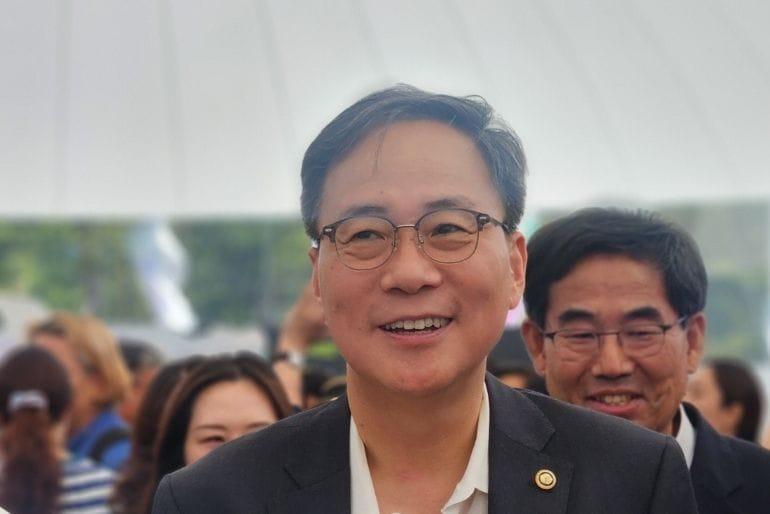 본문 이미지 - 김영수 제1차관이 5일 서울 영등포에서 열린 &#39;2025 문화도시 박람회&#39;를 둘러보고 있다. &#40;제공=문화체육관광부&#41;