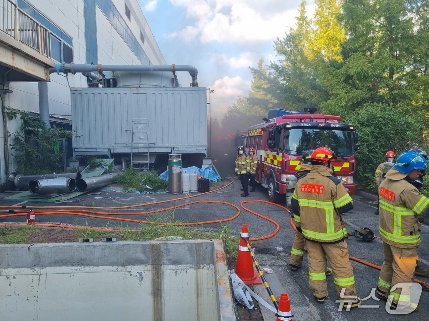 본문 이미지 - 5일 오후 3시44분께 대전 유성구 관평동의 한 건물 철거작업 현장 지하에서 불이 나 1시간 50분 만에 꺼졌다.(대전소방본부 제공) /뉴스1