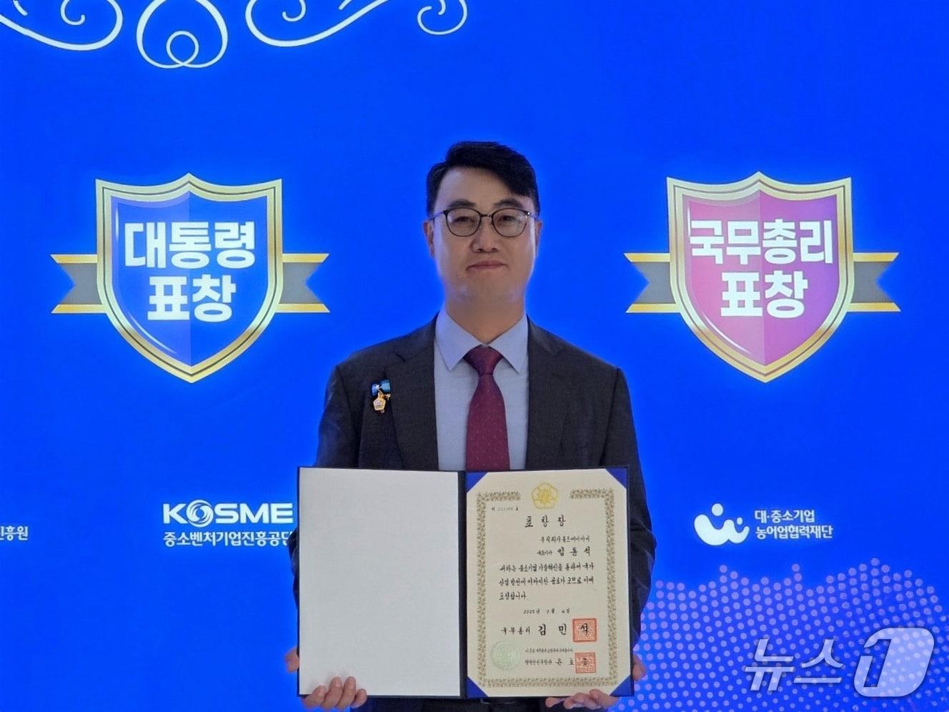 본문 이미지 - SCL그룹 계열사인 홈즈에이아이는 지난 4일 제주에서 열린 '2025 중소기업 기술·경영 혁신대전(K-INNO SHOW 2025)'에서 임동석 대표가 국무총리 표창을 수상했다고 5일 밝혔다.(SCL그룹 제공)