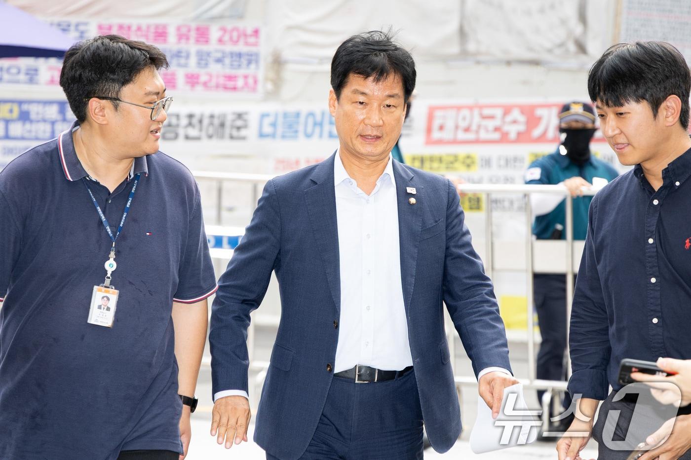 더불어민주당 윤리감찰단장인 박균택 의원이 5일 서울 여의도 당사로 들어서고 있다. 민주당 윤리감찰단은 이날 최강욱 교육연수원장의 조국혁신당 성비위 사건 관련 2차 가해 논란에 대해 대면 조사를 실시한다. 2025.9.5/뉴스1 ⓒ News1 유승관 기자