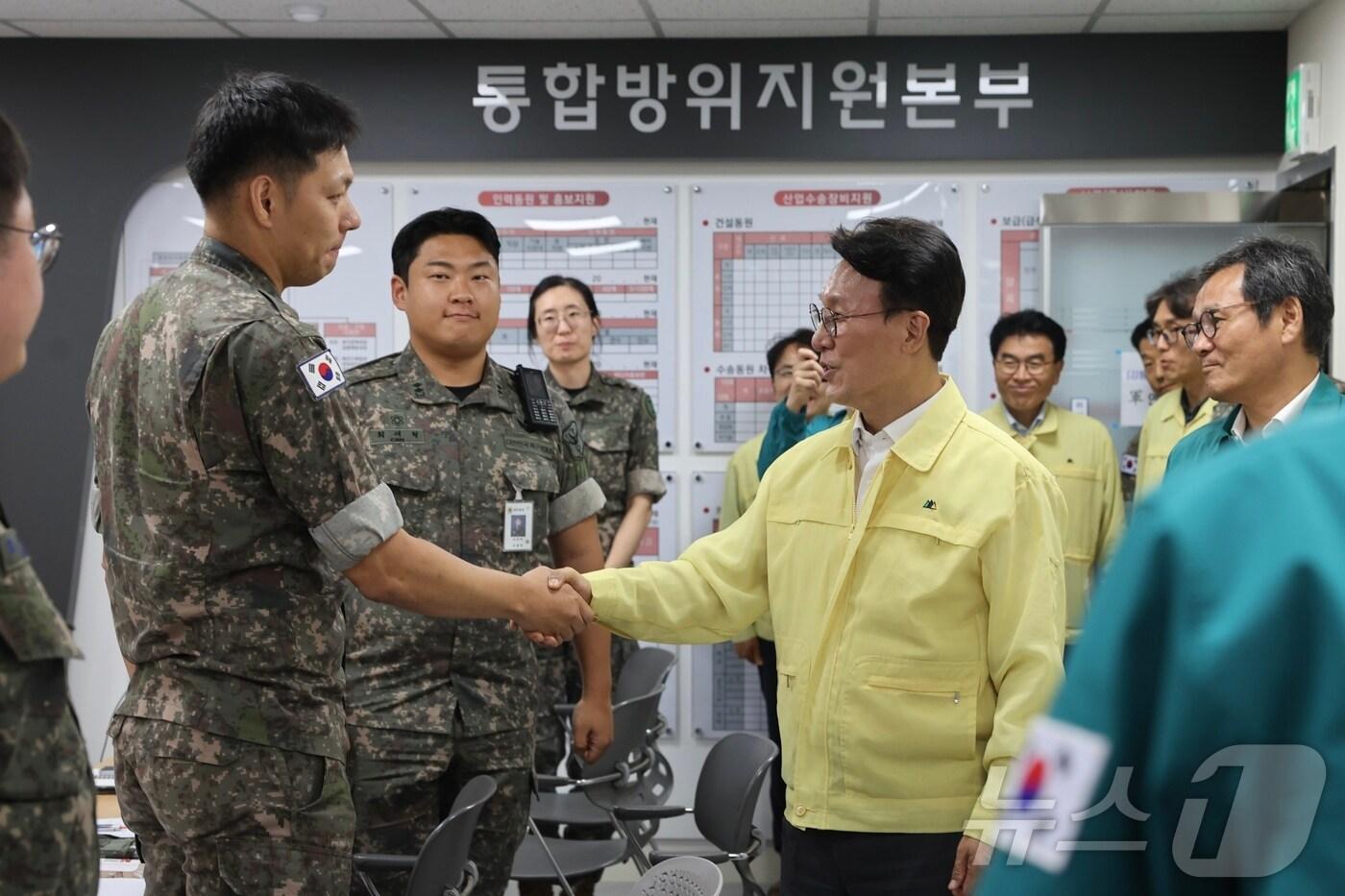 강릉 가뭄 현장점검에 나선 김민석 국무총리가 5일 강원 강릉시청 통합방위지원본부를 방문해 관계자들을 격려하고 있다. &#40;국무총리실 제공. 재판매 및 DB금지&#41; 2025.9.5/뉴스1