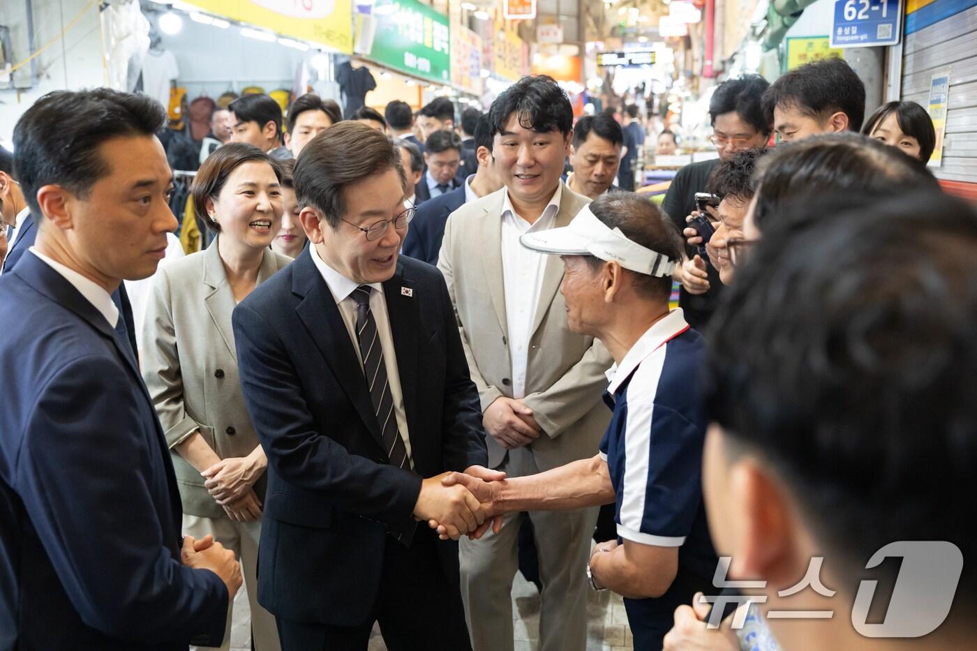 이재명 대통령이 5일 인천 미추홀구 용현시장을 방문해 시민들과 인사하고 있다. &#40;이대통령실 제공. 재판매 및 DB 금지&#41; 2025.9.5/뉴스1 ⓒ News1 허경 기자