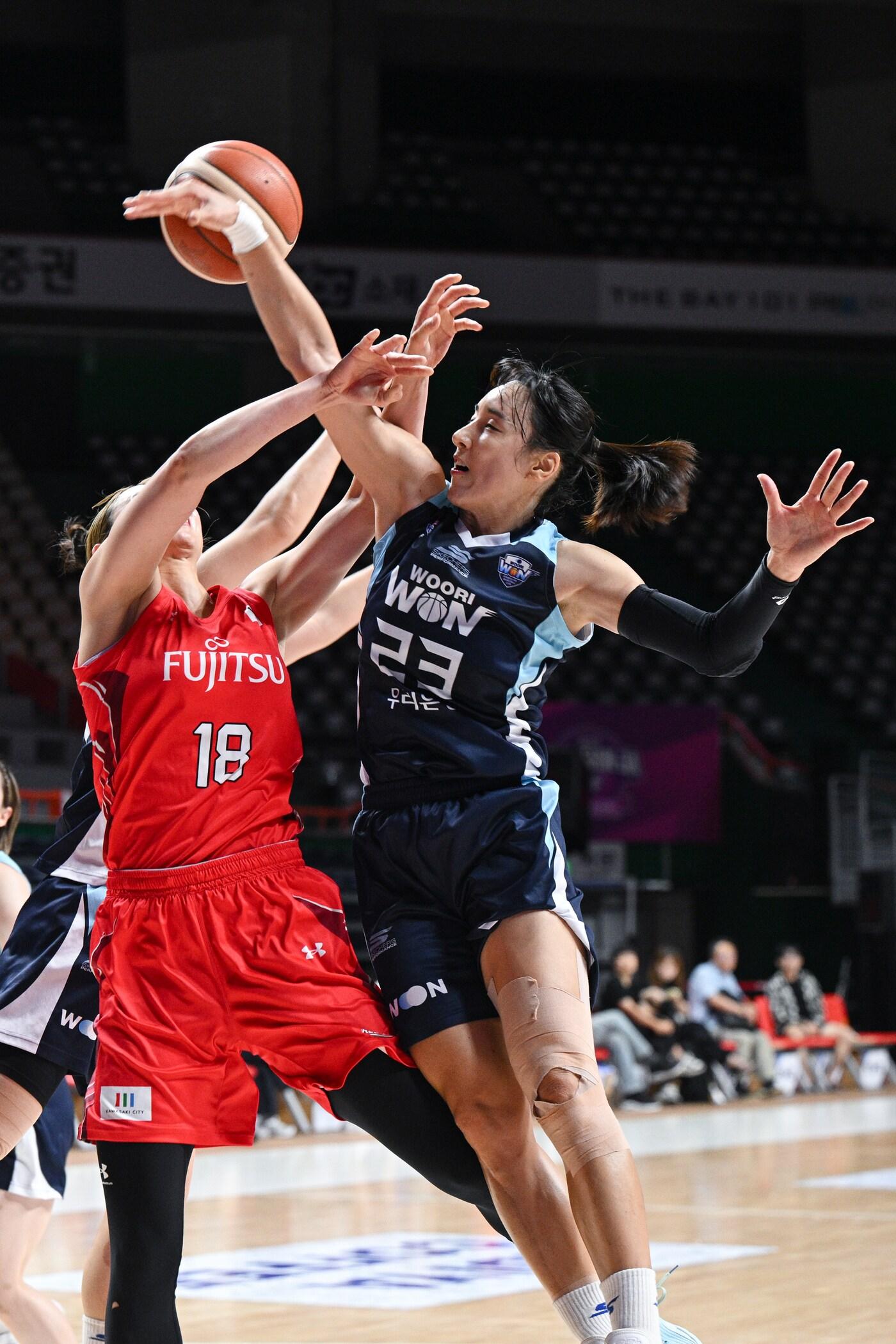 본문 이미지 - 아산 우리은행이 5일 열린 박신자컵 조별리그 A조 최종전에서 후지쓰에 63-64로 졌고, 4강 진출에 실패했다. &#40;WKBL 제공&#41;