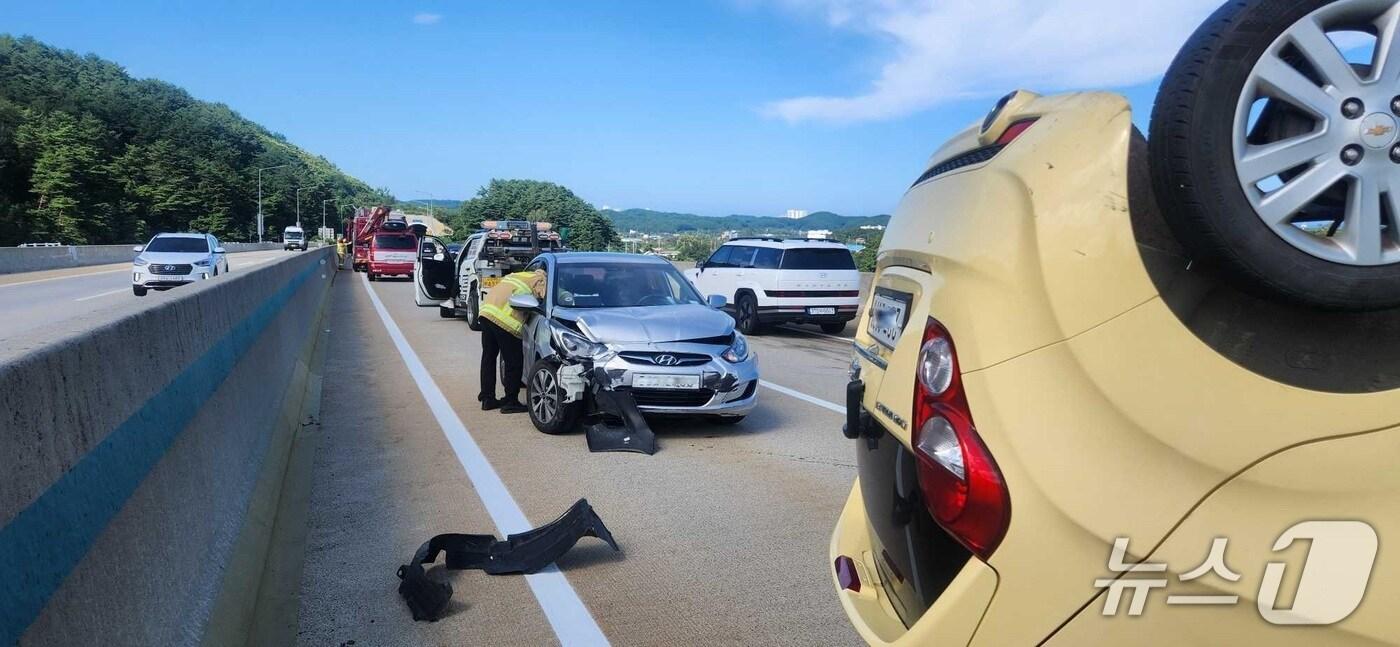 강원 양양 강현면 동해고속도로 속초 IC 인근 교통사고 현장.(강원도소방본부 제공, 재판매 및 DB금지)