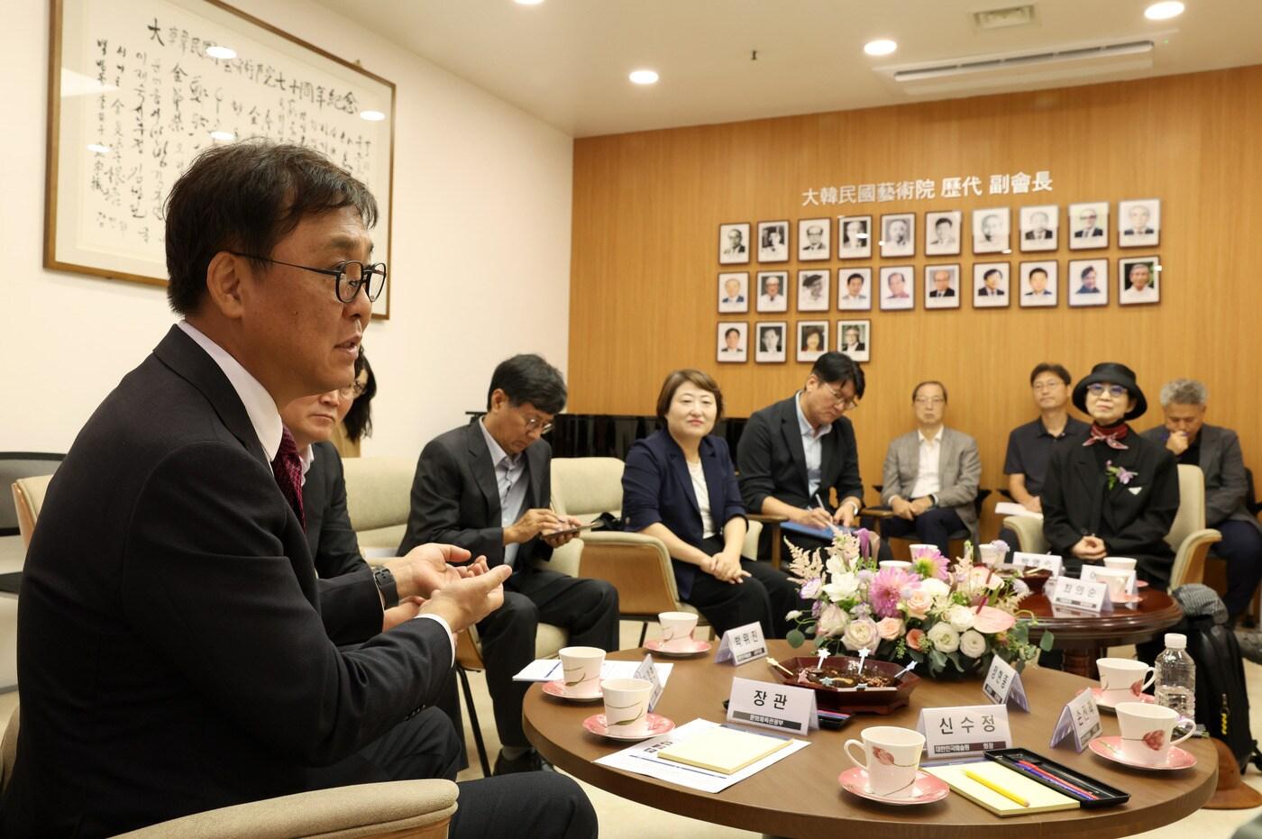 최휘영 문화체육관광부 장관이 5일 서울 서초구 대한민국예술원에서 신수정 대한민국예술원 회장을 비롯한 회장단을 만나 간담회를 갖고 있다..