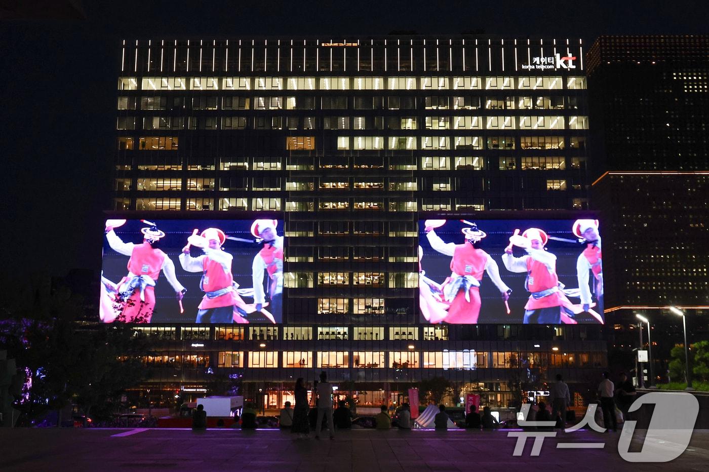 서울 광화문광장 놀이마당에서 열린 K-페스타 광화문스퀘어 개막식 행사에서 흥겨운 무대가 펼쳐지고 있다. 광화문스퀘어는 정부가 지정한 자유표시구역 사업의 하나로, 주변 건물에 첨단 대형 광고매체를 설치하고 상권 활성화를 도모하기 위해 추진됐다. 2025.9.5/뉴스1 ⓒ News1 김민지 기자