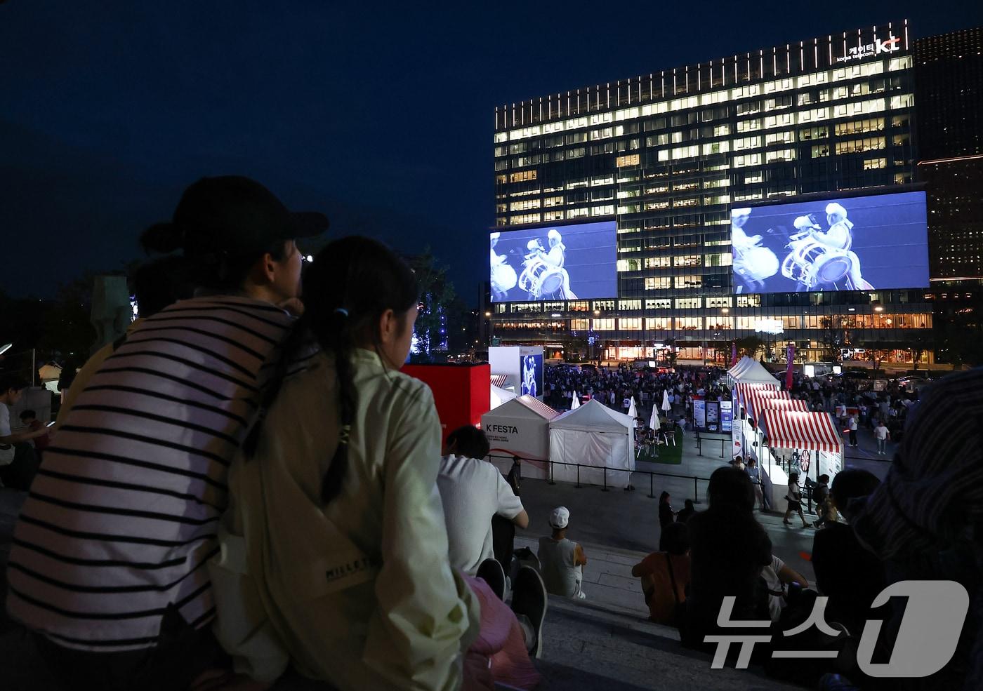 서울 광화문광장 놀이마당에서 열린 K-페스타 광화문스퀘어 개막식 행사에서 흥겨운 무대가 펼쳐지고 있다. 광화문스퀘어는 정부가 지정한 자유표시구역 사업의 하나로, 주변 건물에 첨단 대형 광고매체를 설치하고 상권 활성화를 도모하기 위해 추진됐다. 2025.9.5/뉴스1 ⓒ News1 김민지 기자