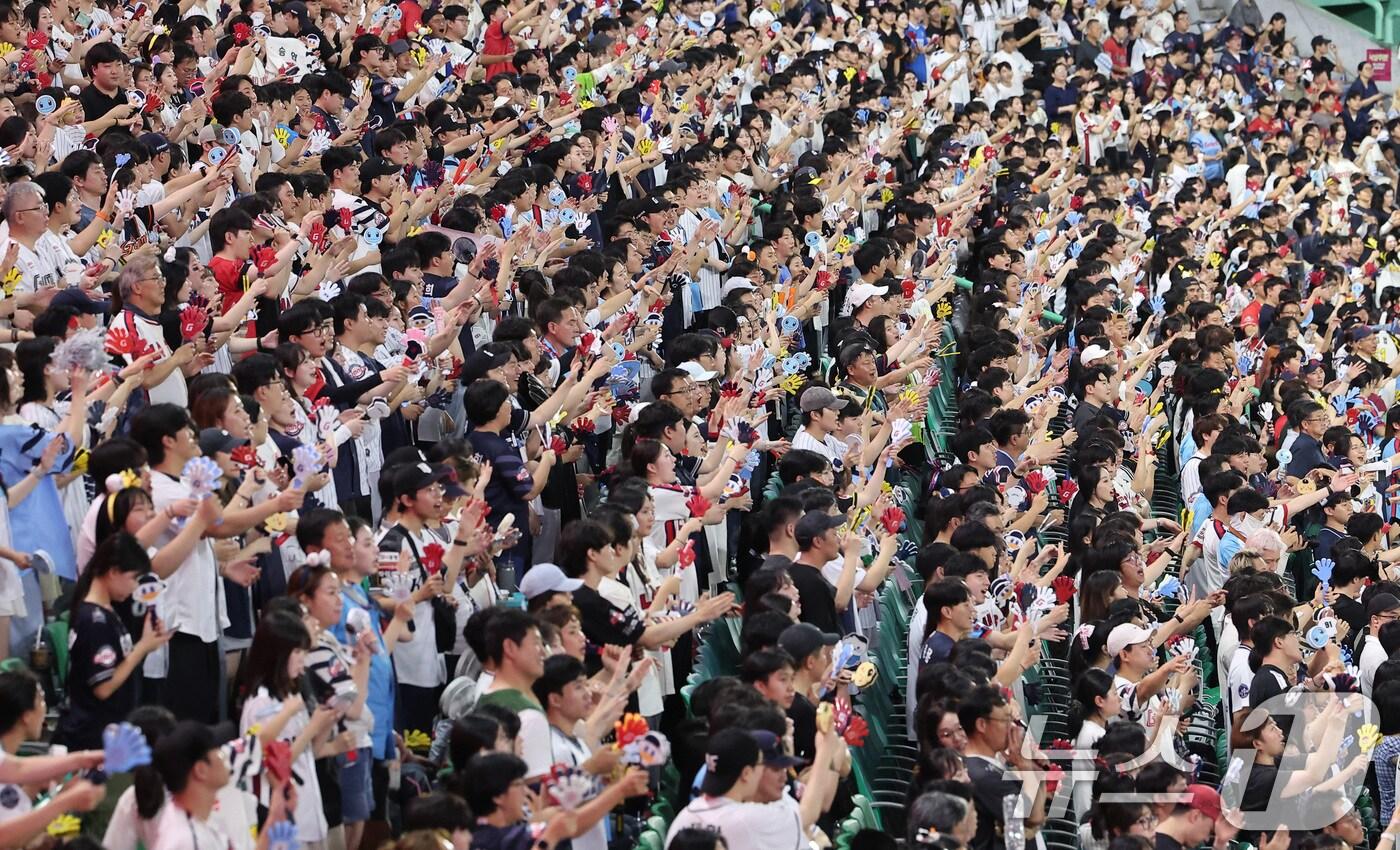 본문 이미지 - 5일 인천 SSG랜더스필드에서 열린 '2025 신한 SOL 뱅크 KBO리그' 롯데 자이언츠와 SSG 랜더스의 경기에서 관중들이 힘찬 응원을 하고 있다. 정규리그 720경기 중 632경기를 마친 2025 KBO리그는 지난 4일 기준 누적 관중 1084만9054명을 기록했다. 2025.9.5/뉴스1 ⓒ News1 김성진 기자