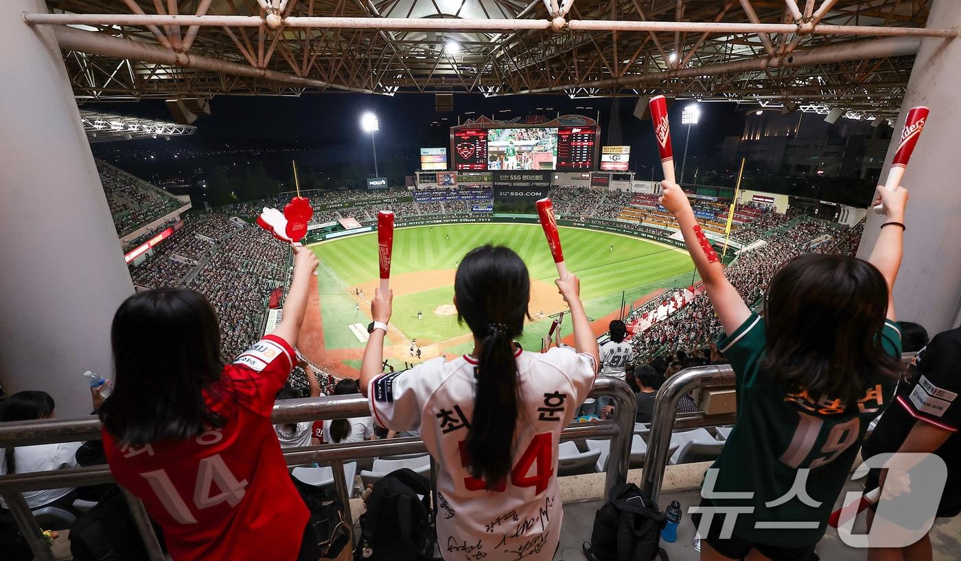 5일 인천 SSG랜더스필드에서 열린 &#39;2025 신한 SOL 뱅크 KBO리그&#39; 롯데 자이언츠와 SSG 랜더스의 경기에서 관중들이 힘찬 응원을 하고 있다. 2025.9.5/뉴스1 ⓒ News1 김성진 기자