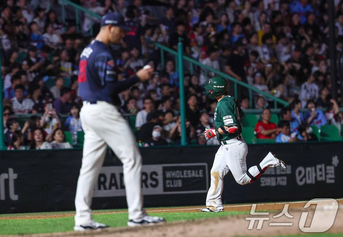 5일 인천 SSG랜더스필드에서 열린 &#39;2025 신한 SOL 뱅크 KBO리그&#39; 롯데 자이언츠와 SSG 랜더스의 경기, SSG 최정이 5회말 무사 선두타자로 나서 솔로홈런을 터뜨린 후 그라운드를 돌고 있다. 2025.9.5/뉴스1 ⓒ News1 김성진 기자