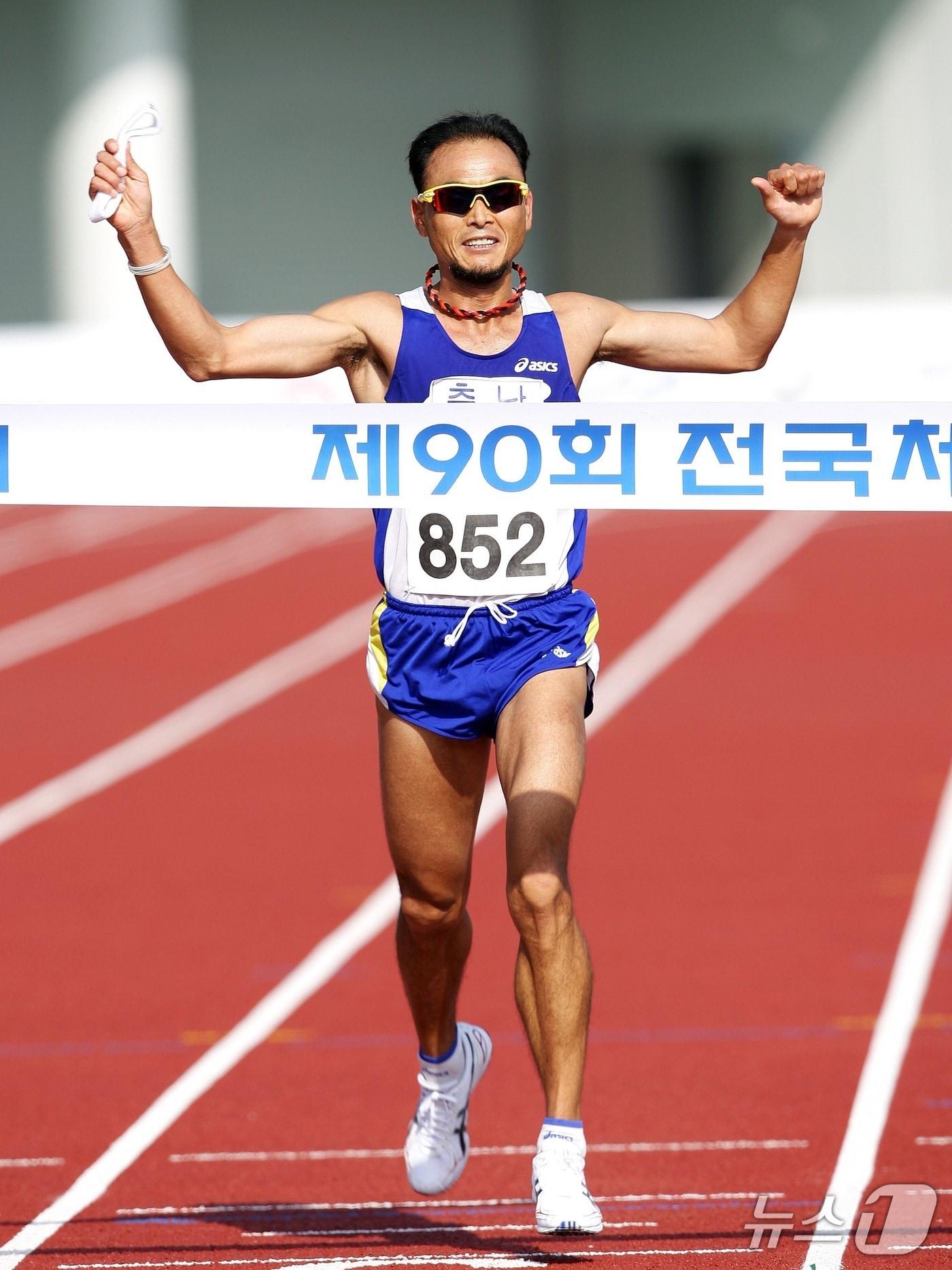 본문 이미지 - 이봉주의 현역 시절 마지막 대회였던 2009년 전국 체전 당시의 모습. &#40;대한체육회 제공&#41;