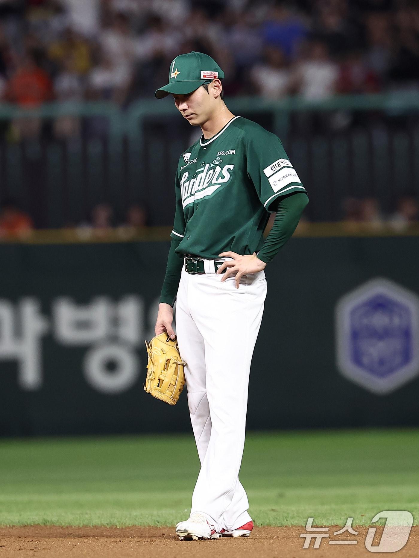 본문 이미지 - 5일 인천 SSG랜더스필드에서 열린 '2025 신한 SOL 뱅크 KBO리그' 롯데 자이언츠와 SSG 랜더스의 경기, SSG 안상현이 6회초 2사 1,2루 상황에서 롯데 박찬형의 3점 홈런이 터지자 아쉬워하고 있다. 2025.9.5 ⓒ 뉴스1 김성진 기자