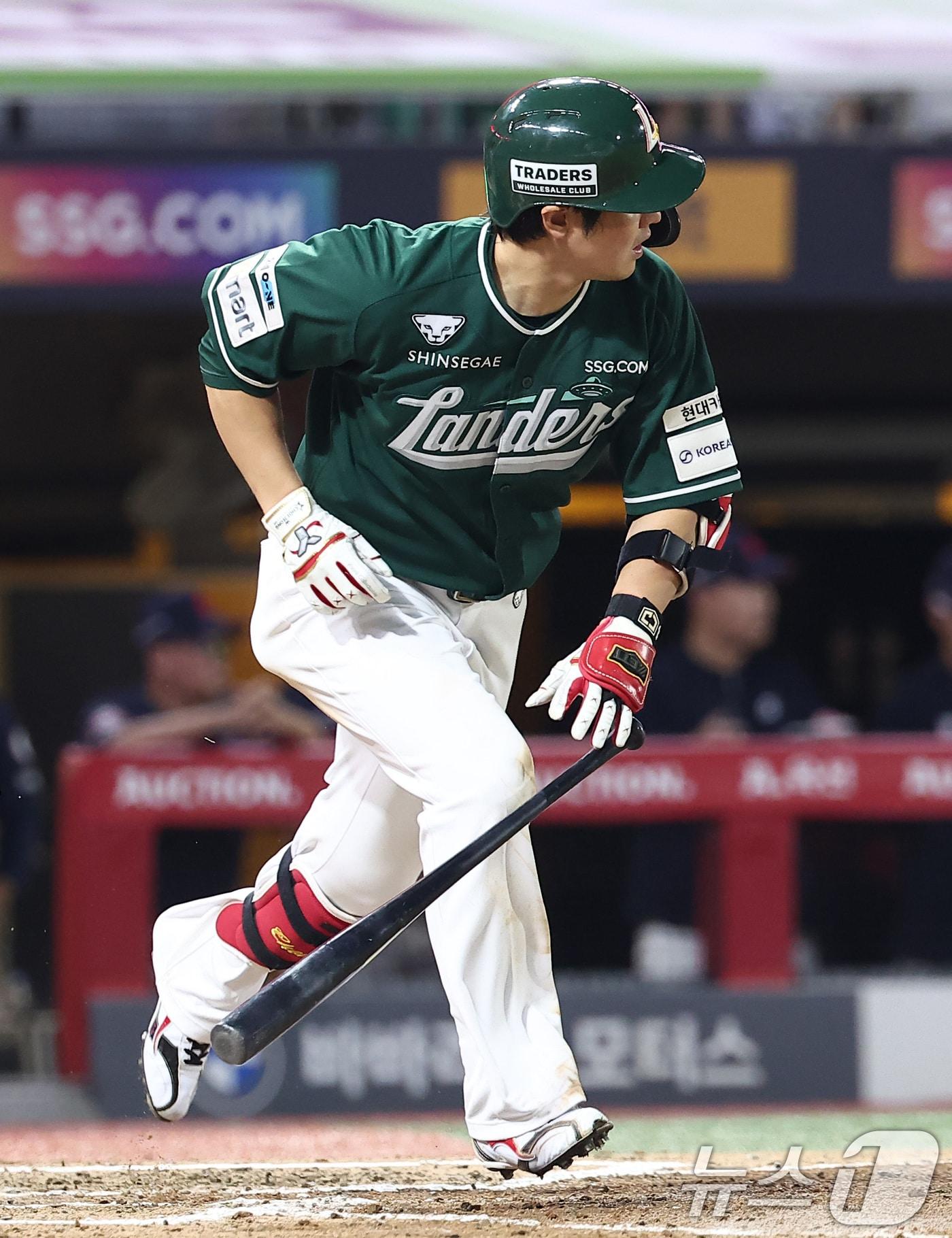 본문 이미지 - 5일 인천 SSG랜더스필드에서 열린 '2025 신한 SOL 뱅크 KBO리그' 롯데 자이언츠와 SSG 랜더스의 경기, SSG 최정이 7회말 선두타자로 나서 안타를 치고 있다. 2025.9.5/뉴스1 ⓒ News1 김성진 기자