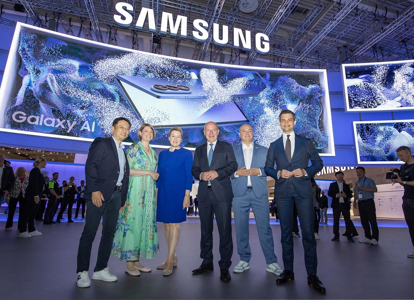 본문 이미지 - 삼성전자 독일법인장 김만영 부사장,(왼쪽 첫 번째) 카이 베그너 베를린 시장(왼쪽 네 번째)(삼성전자 제공).