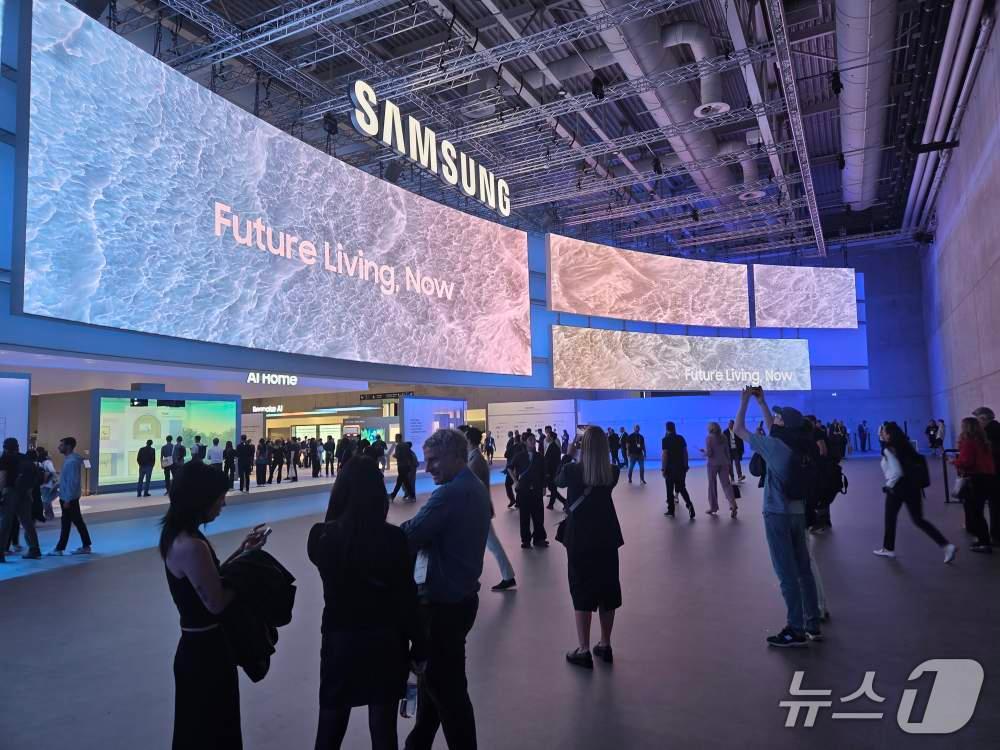 본문 이미지 - 삼성전자 IFA 2025 전시장 관람객들이 대형 미디어 파사트를 보고 사진 촬영을 하고 있다. 2025.9.6/뉴스1 ⓒ 뉴스1 박주평 기자