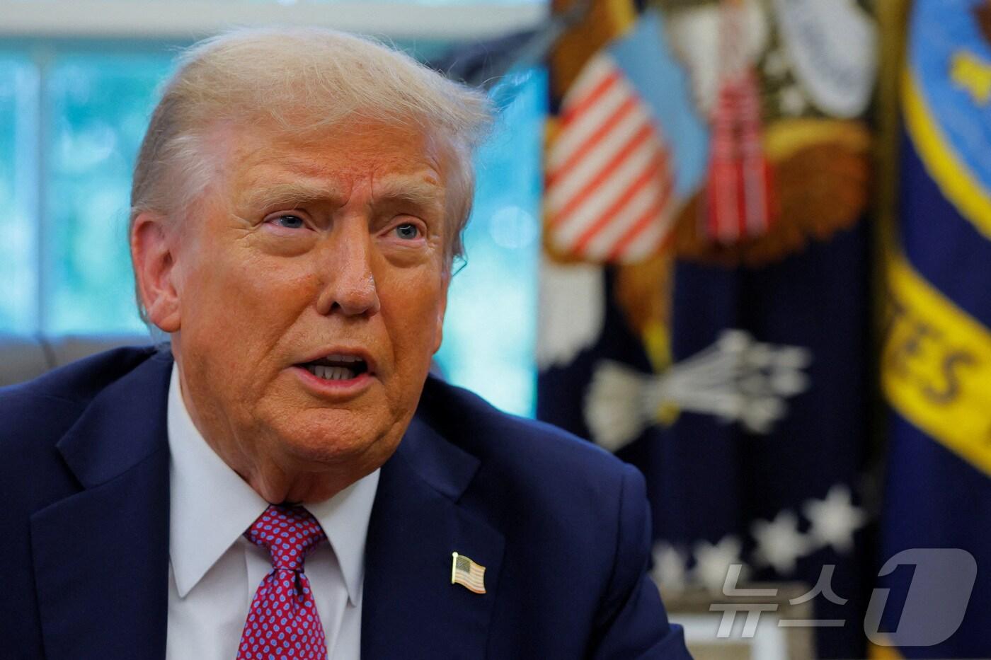 도널드 트럼프 미국 대통령이 5일&#40;현지시간&#41; 워싱턴DC 백악관에서 국방부의 명칭을 &#39;전쟁부&#39;로 바꾸는 행정명령에 서명한 뒤 기자들의 질문에 답하고 있다. 2025.09.05. ⓒ 로이터=뉴스1 ⓒ News1 류정민 특파원