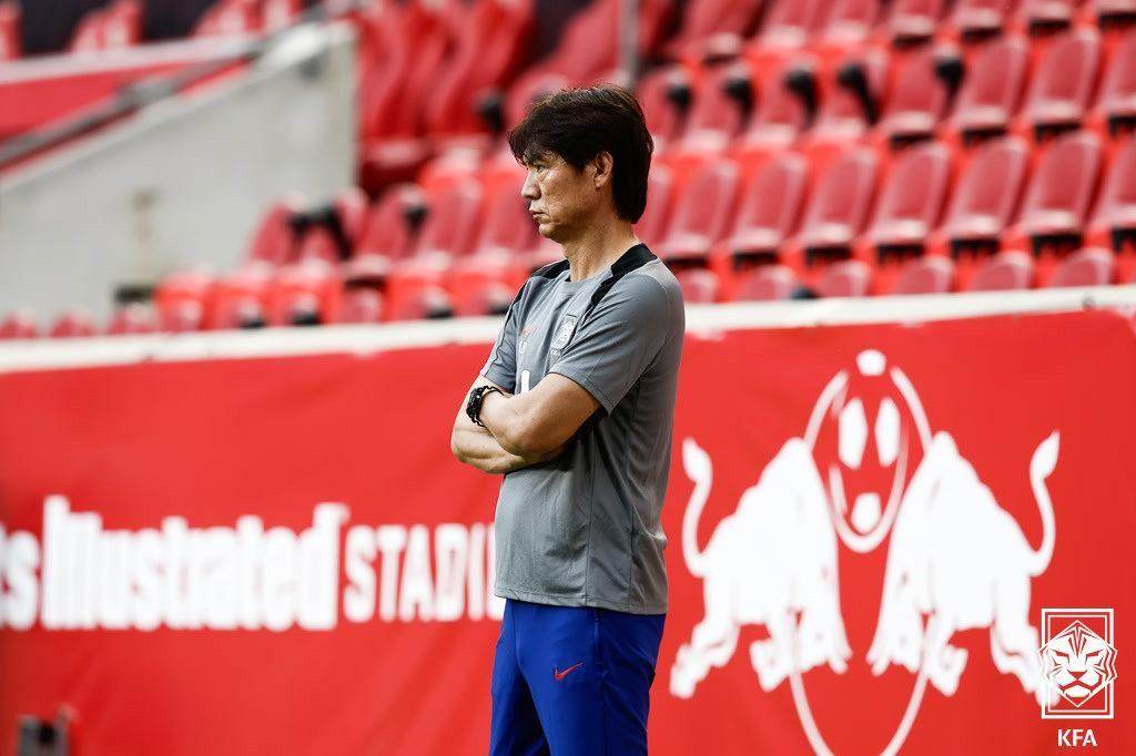 본문 이미지 - 홍명보 감독이 6일&#40;한국시간&#41; 미국 뉴저지주 해리슨의 스포츠일러스트레이티드 스타디움에서 미국과의 평가전을 앞두고 진행된 훈련을 지켜보고 있다. &#40;대한축구협회 제공. 재판매 및 DB금지&#41; 2025.9.6/뉴스1