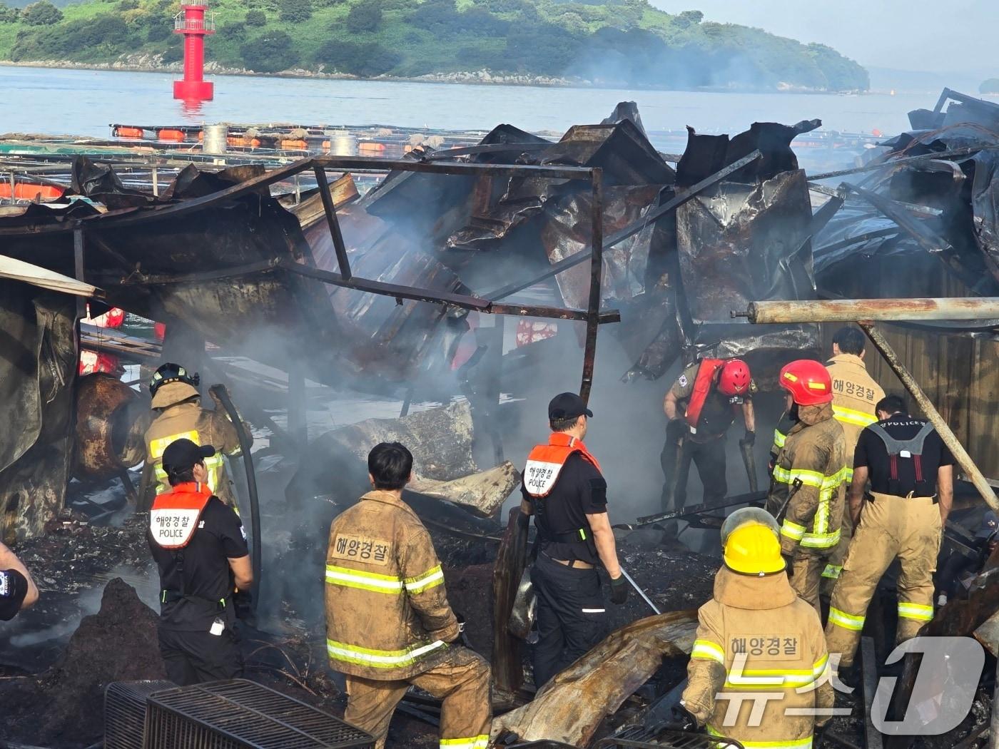 본문 이미지 - 6일 오전 전남 여수시 돌산읍 군내리 앞 약 500미터 해상 가두리양식장에서 화재가 발생해 해경이 진화 중이다.&#40;여수해경 제공. 재판매 및 DB 금지&#41; 2025.9.6/뉴스1 