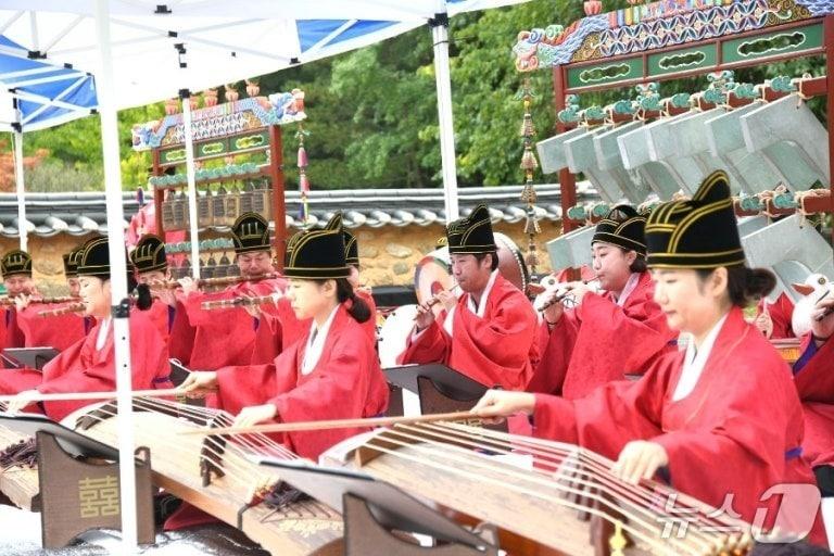 본문 이미지 - 한국 최초로 국악을 세계에 선보일 &#39;2025영동세계국악엑스포&#39; 가 이달 12일 개막식을 시작으로 한달간 충북 영동군 일원에서 열린다.  사진은 영동군 난계국악단  /뉴스1