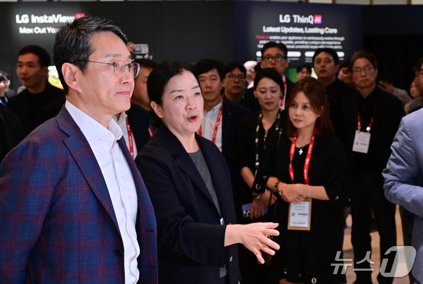 조주완 LG전자 대표이사 사장이 5일&#40;현지시각&#41; 유럽 최대 가전 박람회 &#39;IFA 2025&#39;가 열린 독일 메세 베를린 내 LG전자 부스를 둘러보고 있다.&#40;LG전자 제공&#41;