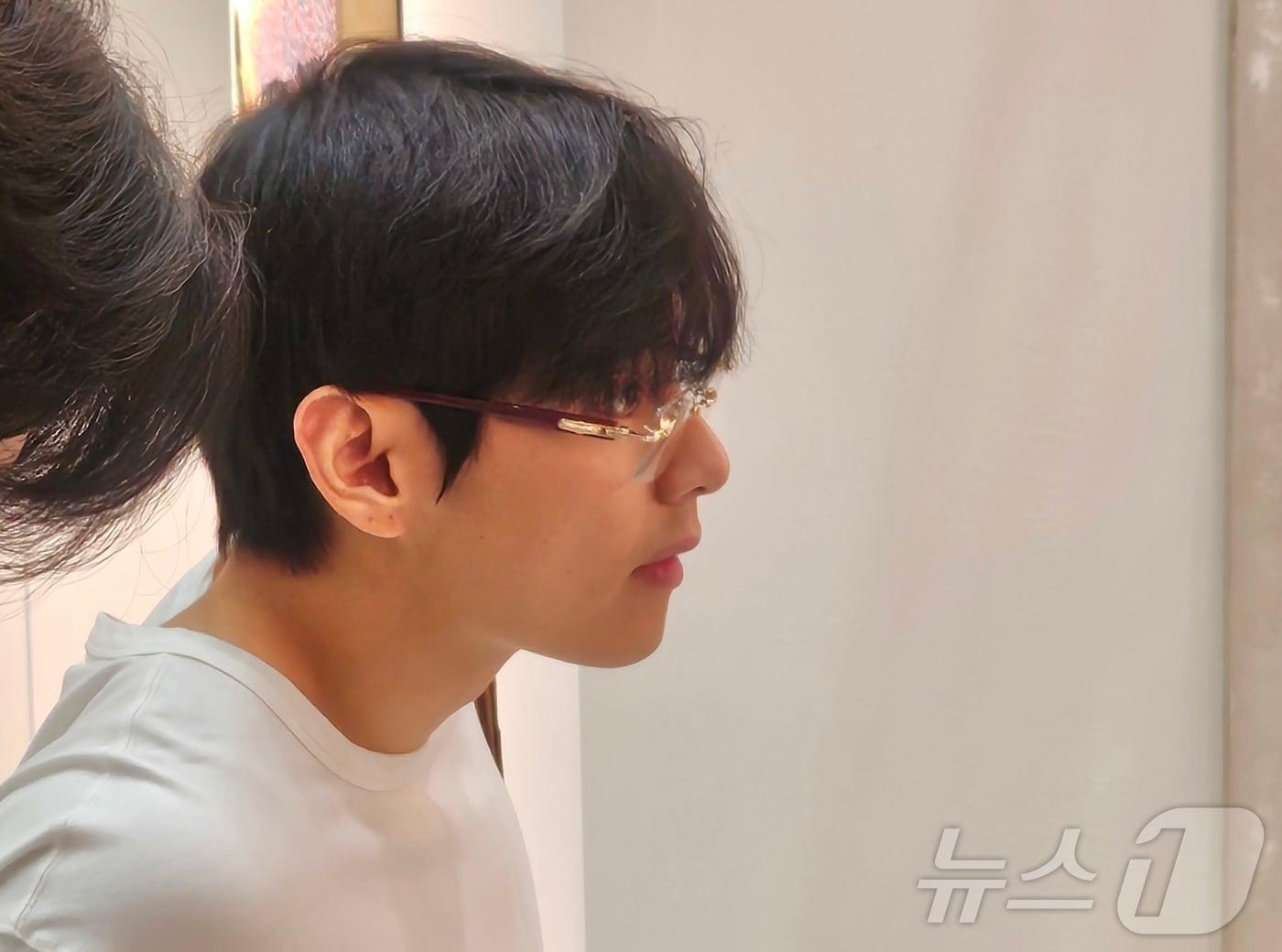 본문 이미지 - 방탄소년단(BTS) 뷔가 지난 4일 서울 강남구 코엑스에서 열린 아트페어 '프리즈 서울 2025'를 찾아 전시를 둘러보고 있다. (독자제공. 재판매 및 DB 금지) 2025.9.6/뉴스1 ⓒ News1 박지혜 기자