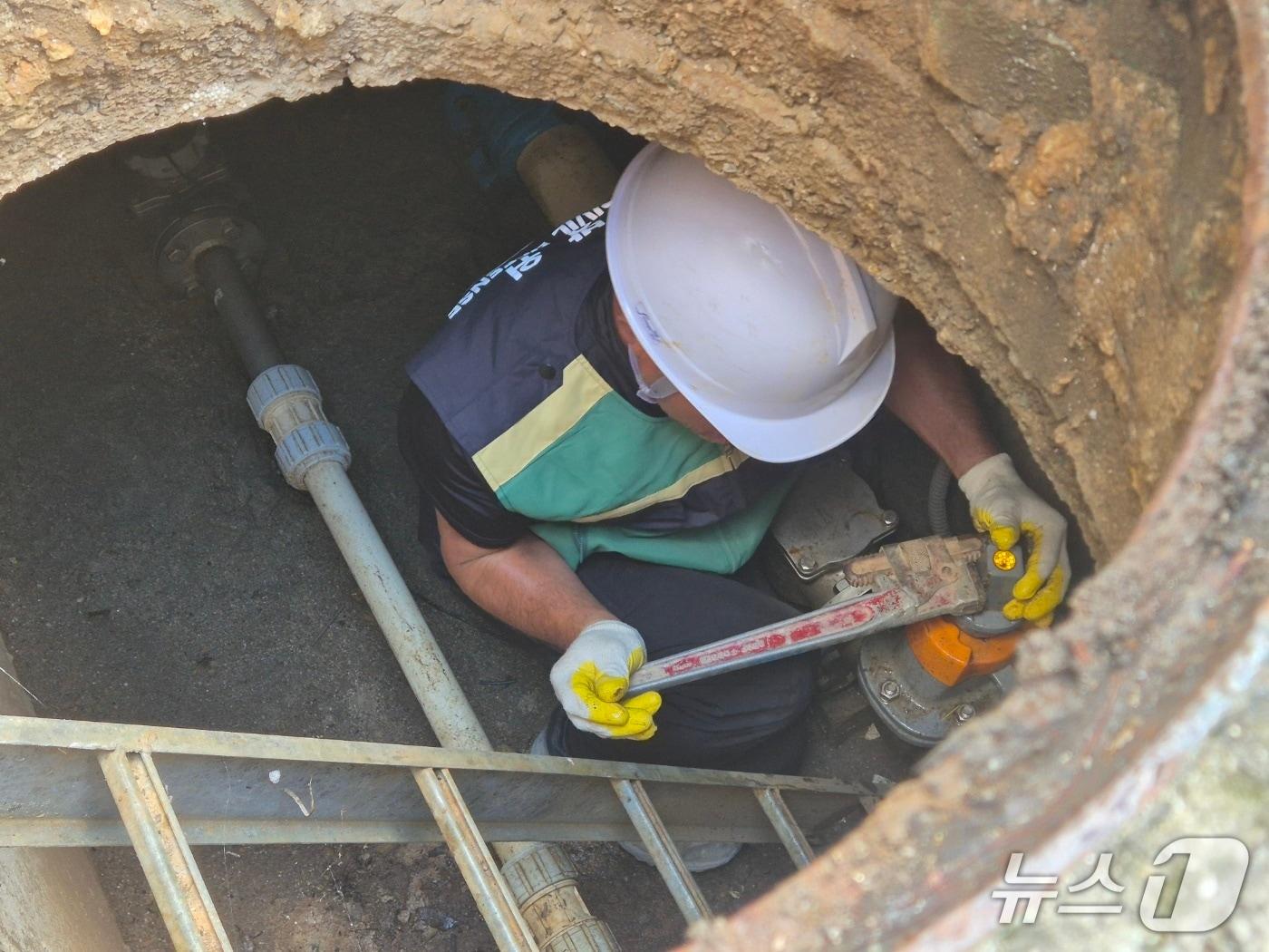 본문 이미지 - 6일 오전 강원 강릉시 홍제동의 한 아파트 단지 정문 앞에서 작업자가 맨홀 속 수도 공급 밸브를 잠그고 있다. 2025.9.6/뉴스1 윤왕근 기자