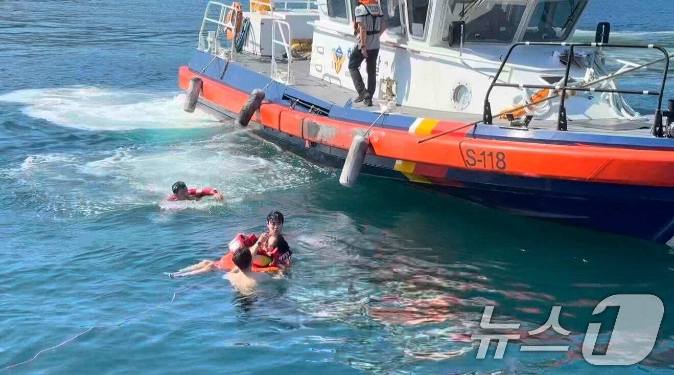 본문 이미지 - 6일 오전 여수해경이 거문도 여객선 터미널에서 추락한 50대 여성을 구조하고 있다.(여수해경 제공. 재판매 및 DB금지) 2025.9.6/뉴스1