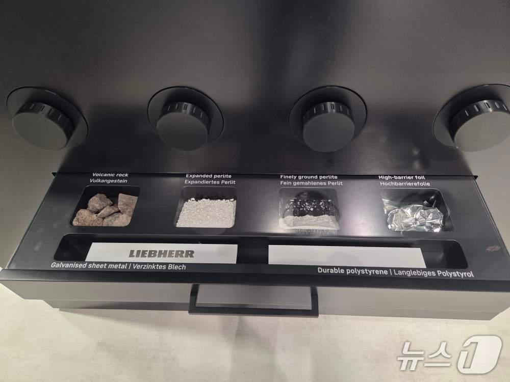 본문 이미지 - 리페르(Liebherr)의 냉동고 단열재 '블루록스'(BluRoX)에 사용된 화산암 소재. 2025.9.5/뉴스1 ⓒ 뉴스1 박주평 기자