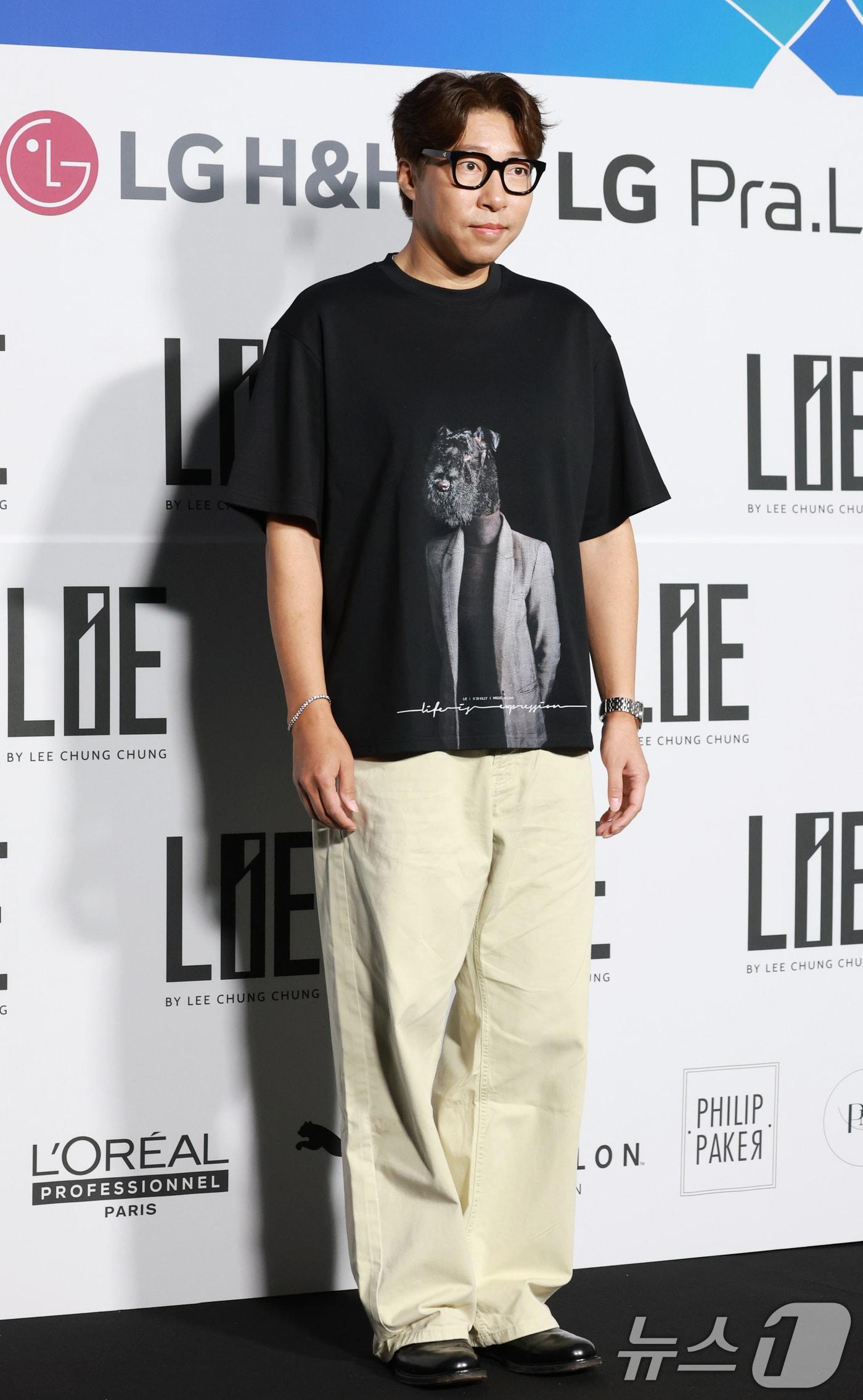 본문 이미지 - 방송인 대도서관이 4일 서울 중구 동대문디자인플라자(DDP)에서 열린 2026 S/S서울패션위크 라이(LIE) 패션쇼에 참석해 포즈를 취하고 있다. 2025.9.4/뉴스1 ⓒ News1 권현진 기자