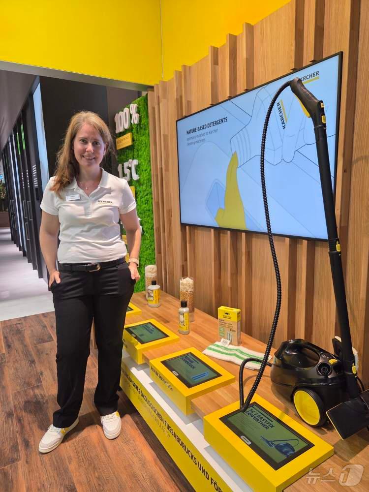 본문 이미지 - 독일의 청소장비 브랜드 카처&#40;Kärcher&#41;의 직원 사스키아 슈나이더. 2025.9.5/뉴스1 ⓒ News1 박주평 기자