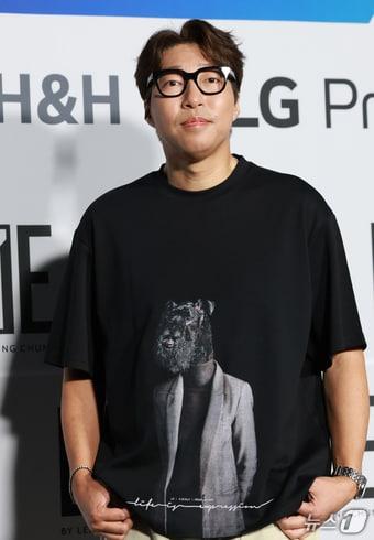 본문 이미지 - 방송인 대도서관이 4일 서울 중구 동대문디자인플라자(DDP)에서 열린 2026 S/S서울패션위크 라이(LIE) 패션쇼에 참석해 포즈를 취하고 있다. 2025.9.4/뉴스1 ⓒ News1 권현진 기자