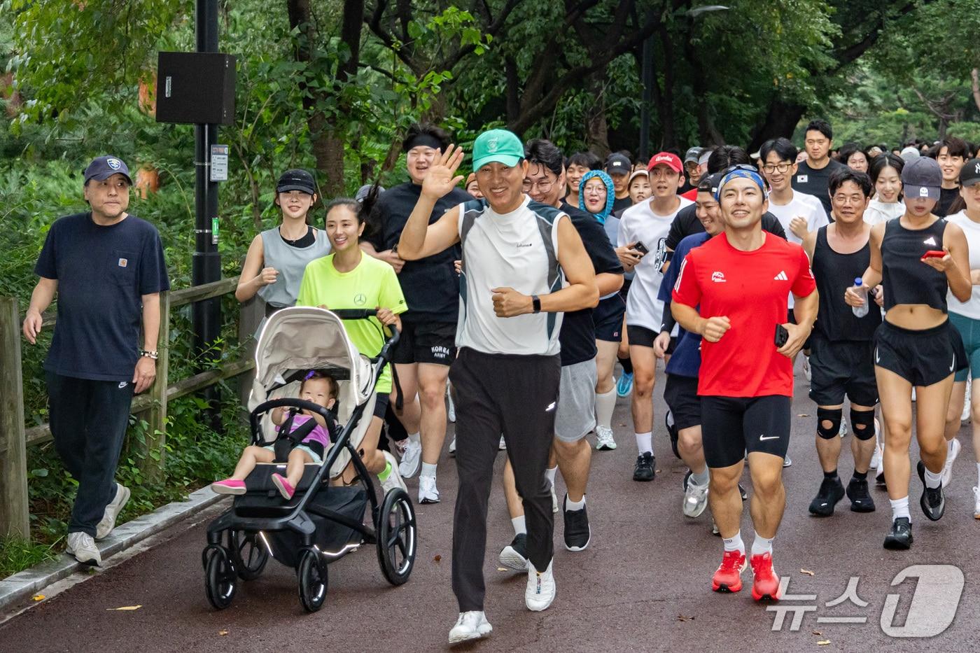 오세훈 서울시장이 6일&#40;토&#41; 아침 러닝 번개 ‘남산런’에 참가한 시민들과 남산 북측 순환로를 달리고 있다.