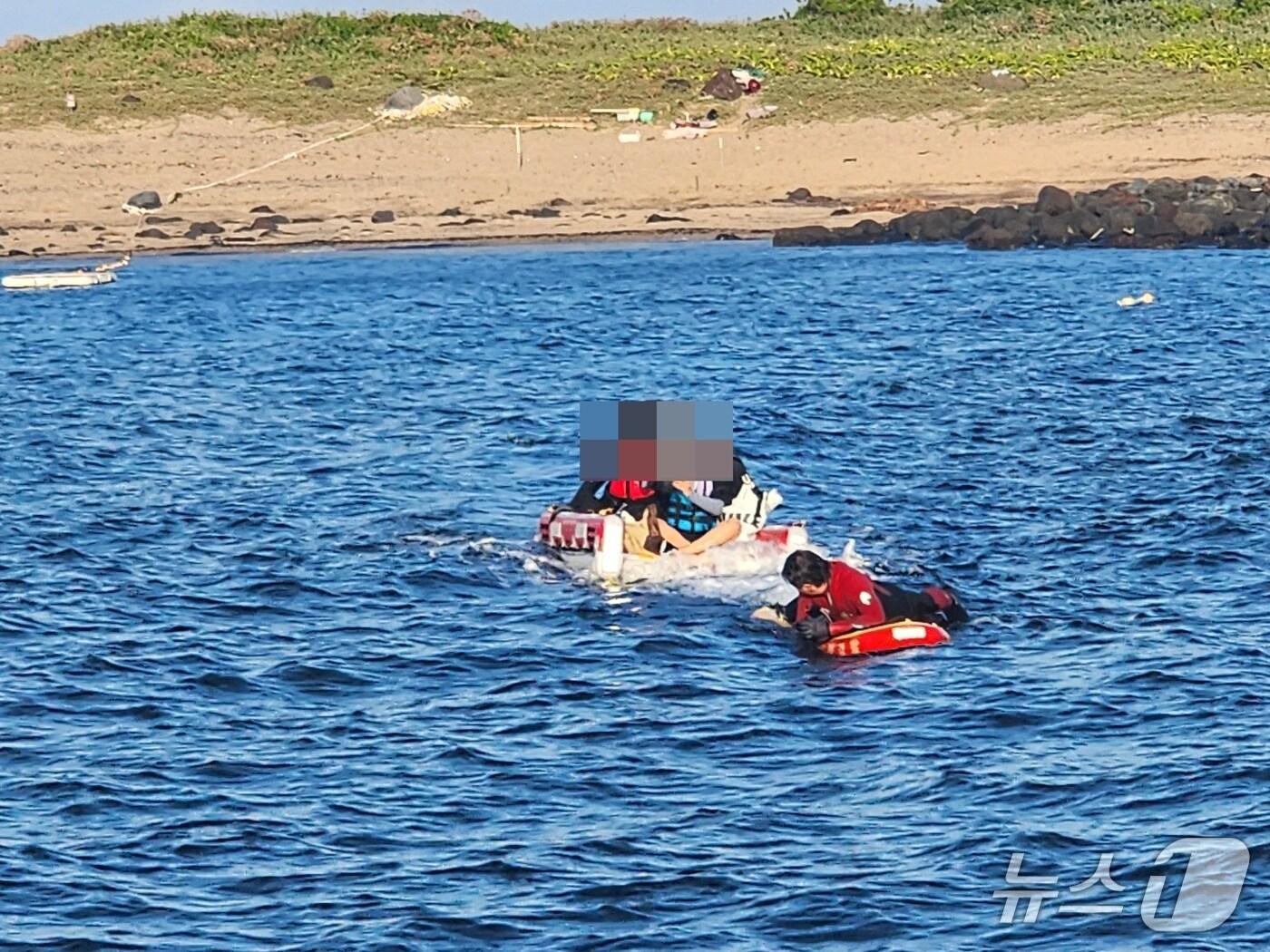 본문 이미지 - 해경이 형제섬에 고립됐던 낚시객 3명을 구조하고 있다.(서귀포해경 제공)/뉴스1 