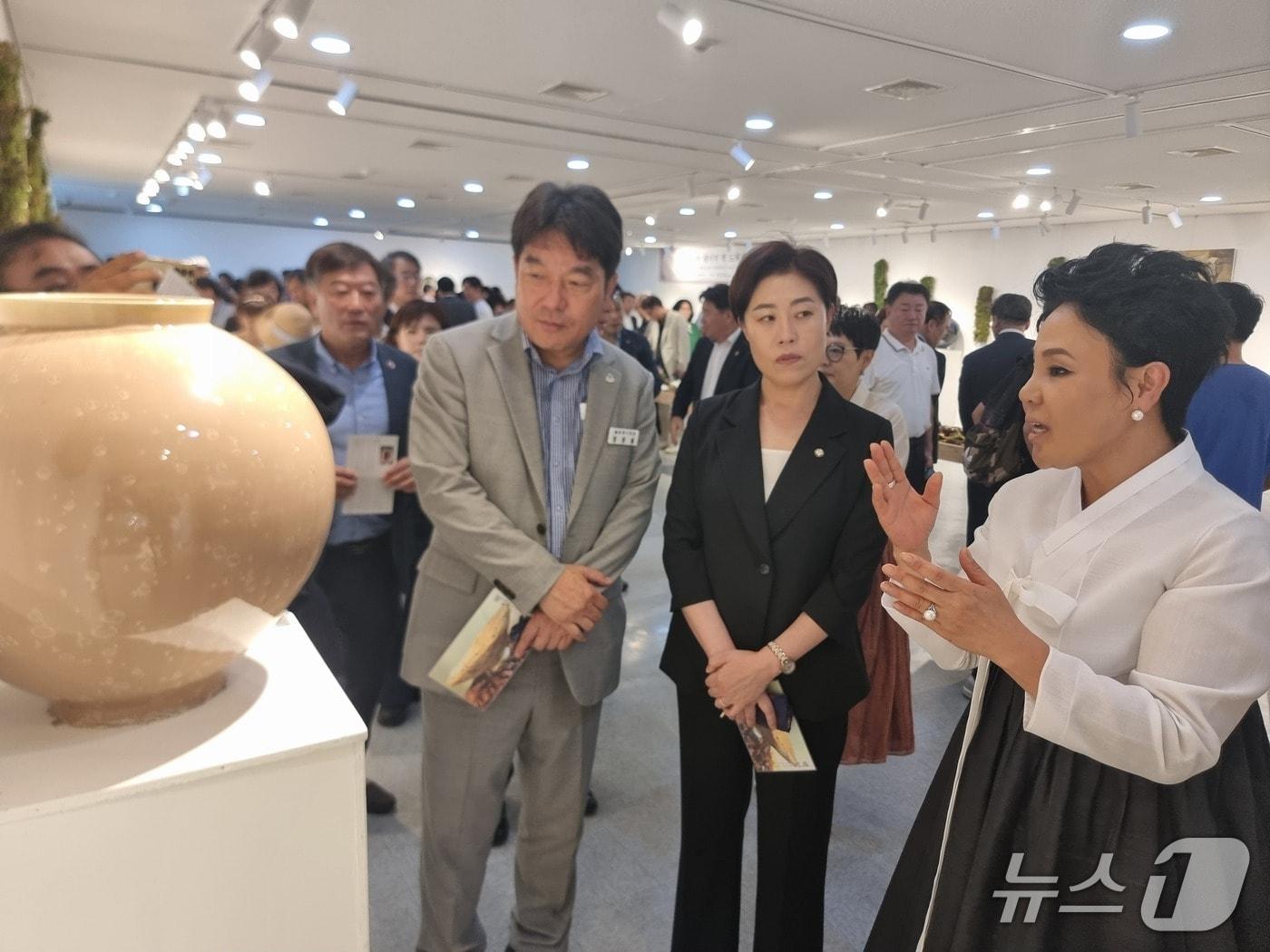 본문 이미지 - 장준용 동래구청장(왼쪽)과 서지영 국회의원(가운데)이 무형문화유산 사기명장 제이미 박(오른쪽) 전시회장을 찾아 작품을 감상하고 있다.(2025.9.6/뉴스1 ⓒ News1 임순택 기자)