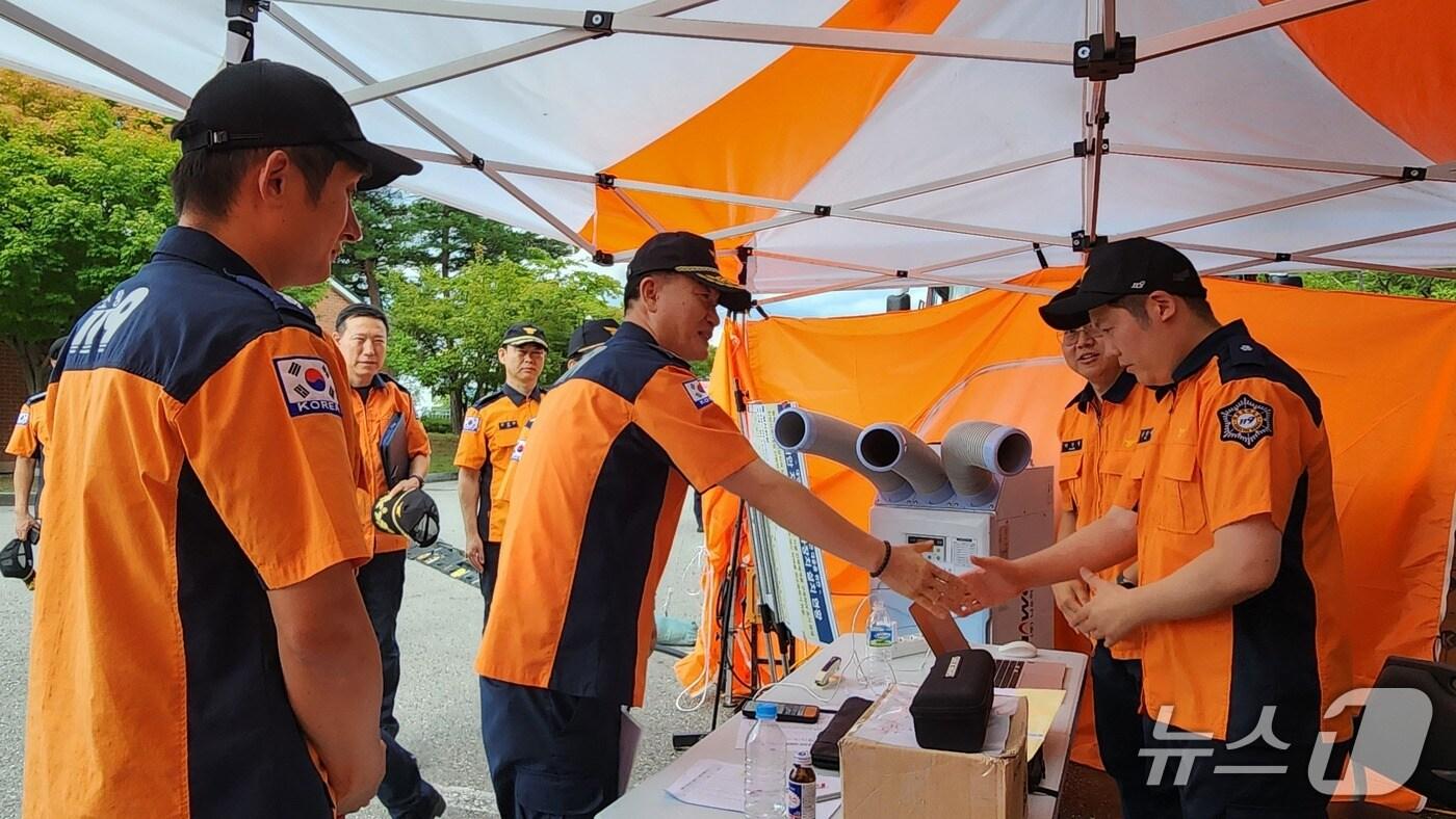 6일 강릉 급수 현장을 찾은 이영팔 소방청 차장이 지원 상황과 현장에 동원된 직원들을 격려했다.&#40;강원도소방본부 제공. 재판매 및 DB금지&#41;/뉴스1