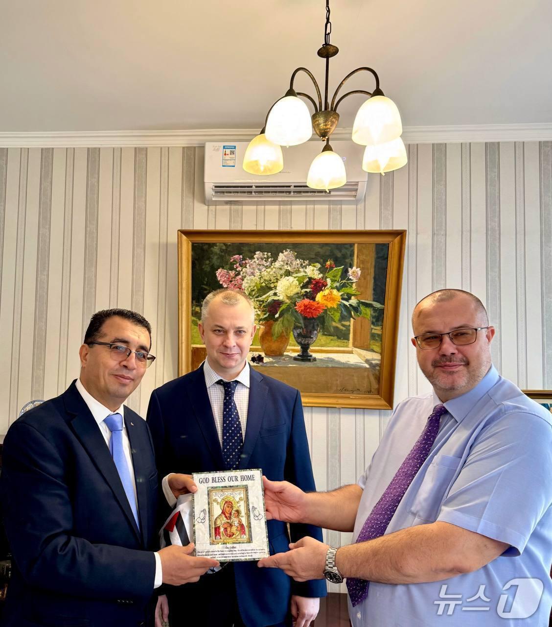 본문 이미지 - 블라디미르 토페하 러시아 임시 대사대리는 지난 2일 오마르 알 파키 신임 주북 팔레스타인 대사를 접견했다고 밝혔다 &#40;출처 주북 러시아 대사관 텔레그램&#41;