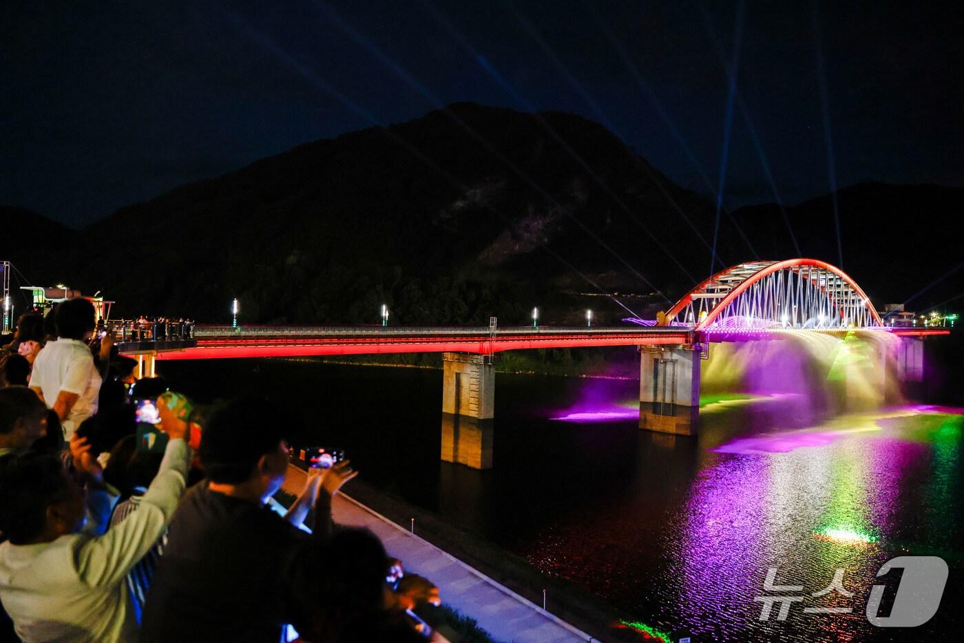 단양군 고수대교 경관분수.(단양군 제공, 재판매 및 DB금지)/뉴스1 