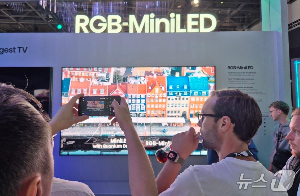 본문 이미지 - 독일 베를린 IFA2025 중국 하이센스 부스에 전시된 RGB-미니LED TV 앞에 참관객들이 붐비고 있다.2025.9.5/뉴스1 최동현 기자