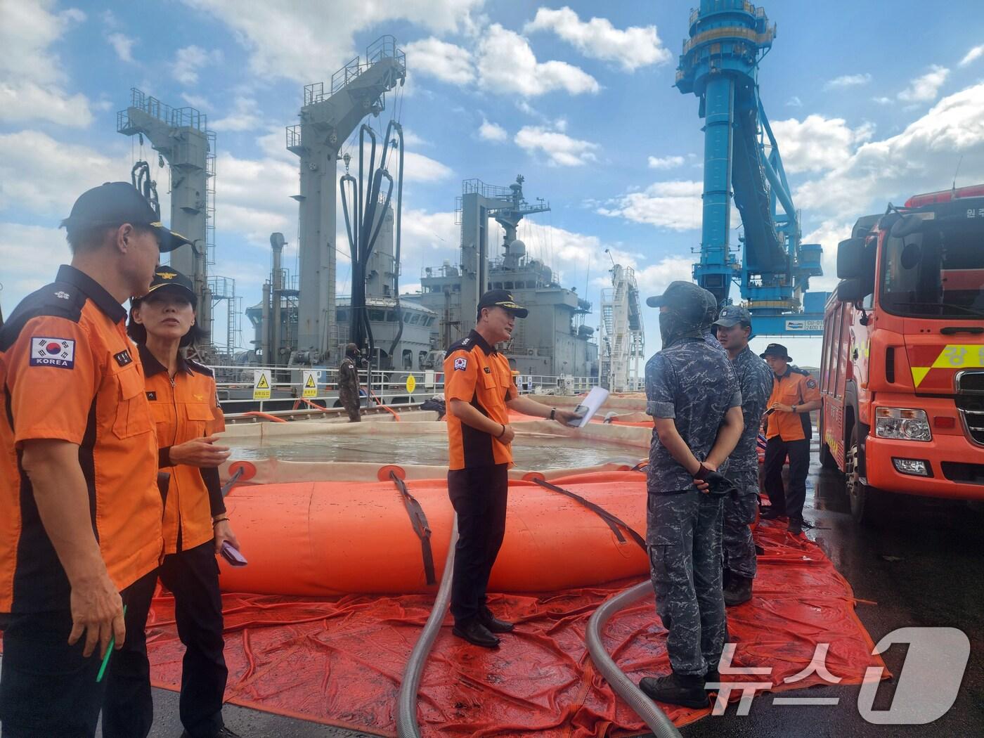 본문 이미지 - 이영팔 소방청 차장이 6일 강원 강릉시 안인항을 찾아 가뭄 해소를 위해 급수지원 활동 중인 소방대원과 해군 장병들을 격려하고 있다. &#40;소방청 제공. 재판매 및 DB 금지&#41; 2025.9.6/뉴스1