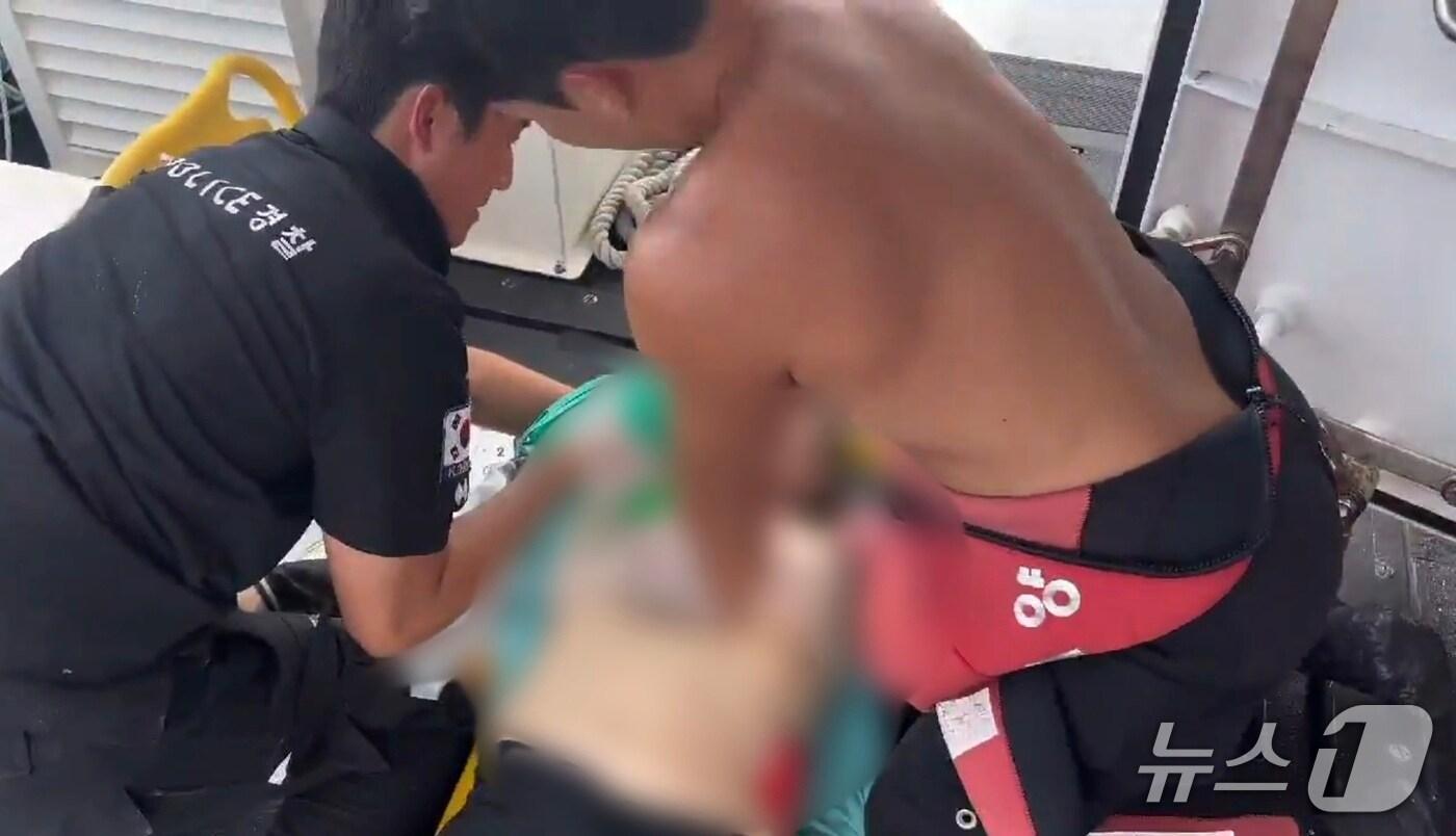 6일 오후 사천해경이 수영 중 의식을 잃은 60대 여성을 상대로 심폐소생술을 하고 있다.(사천해경 제공. 재판매 및 DB 금지)
