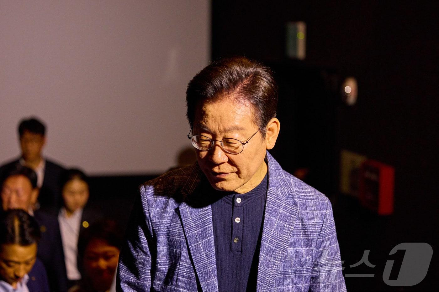 이재명 대통령이 6일 서울 용산의 한 영화관에서 영락보린원 원생들과 영화 ‘킹 오브 킹스’를 관람하기 위해 입장하고 있다. (대통령실 제공. 재판매 및 DB 금지) 2025.9.6/뉴스1 ⓒ News1 이재명 기자