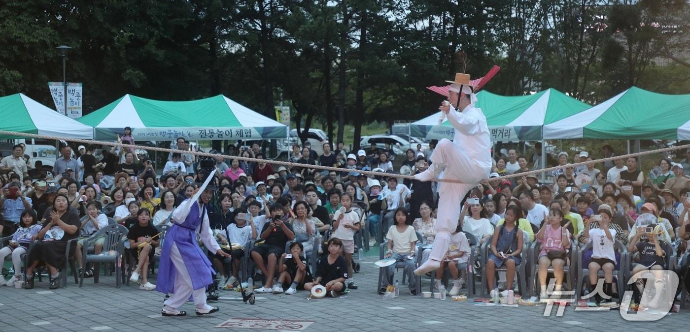 6일 청주시 서원구 분평동 원마루공원 특설무대에서 열린 &#39;2025 시민화합 백중놀이&#39;에서 줄타기 공연이 열리고 있다.2025.9.6./뉴스1 김용빈 기자