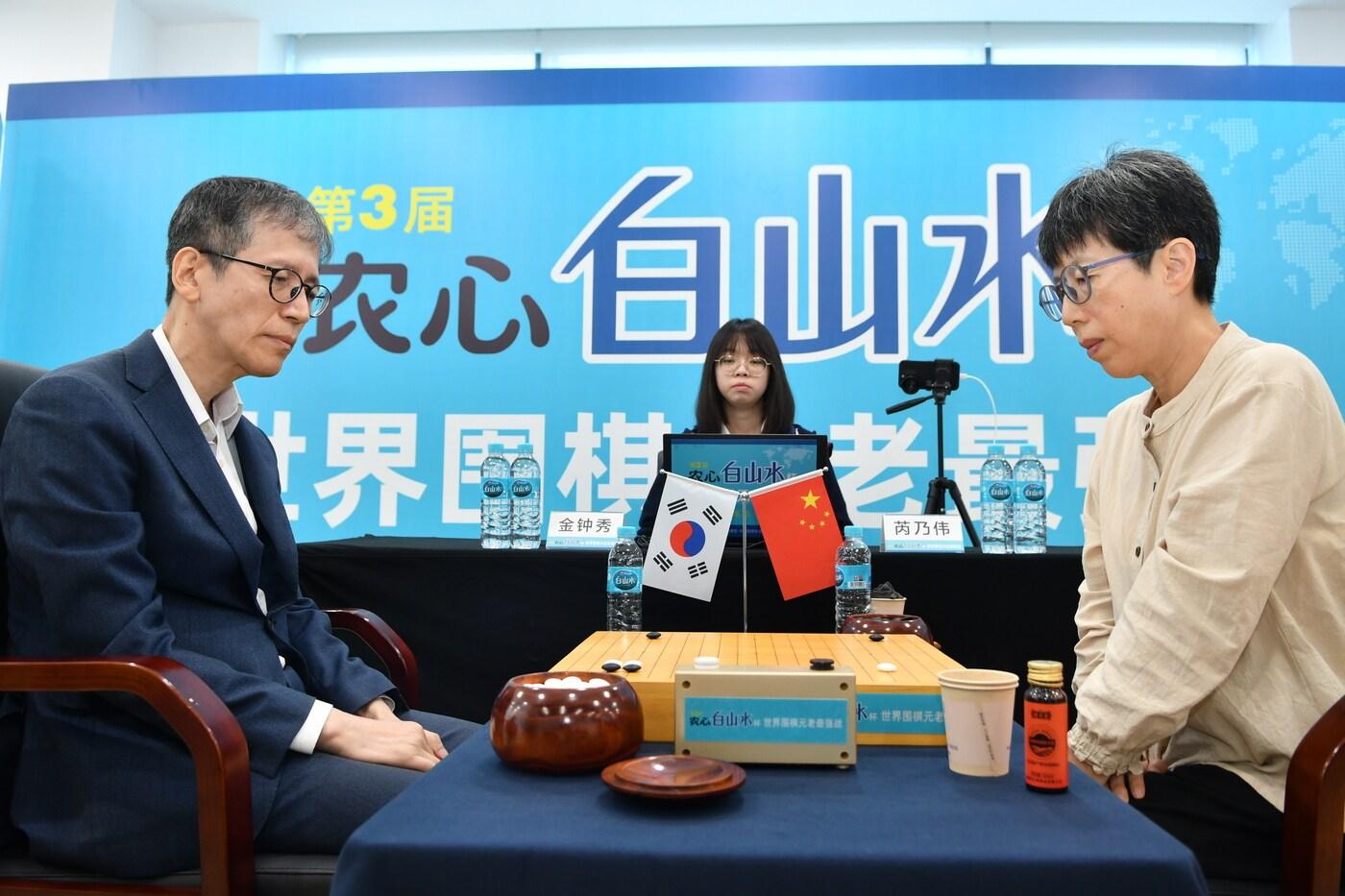 김종수 9단&#40;왼쪽&#41;과 루이나이웨이 9단. &#40;한국기원 제공&#41;