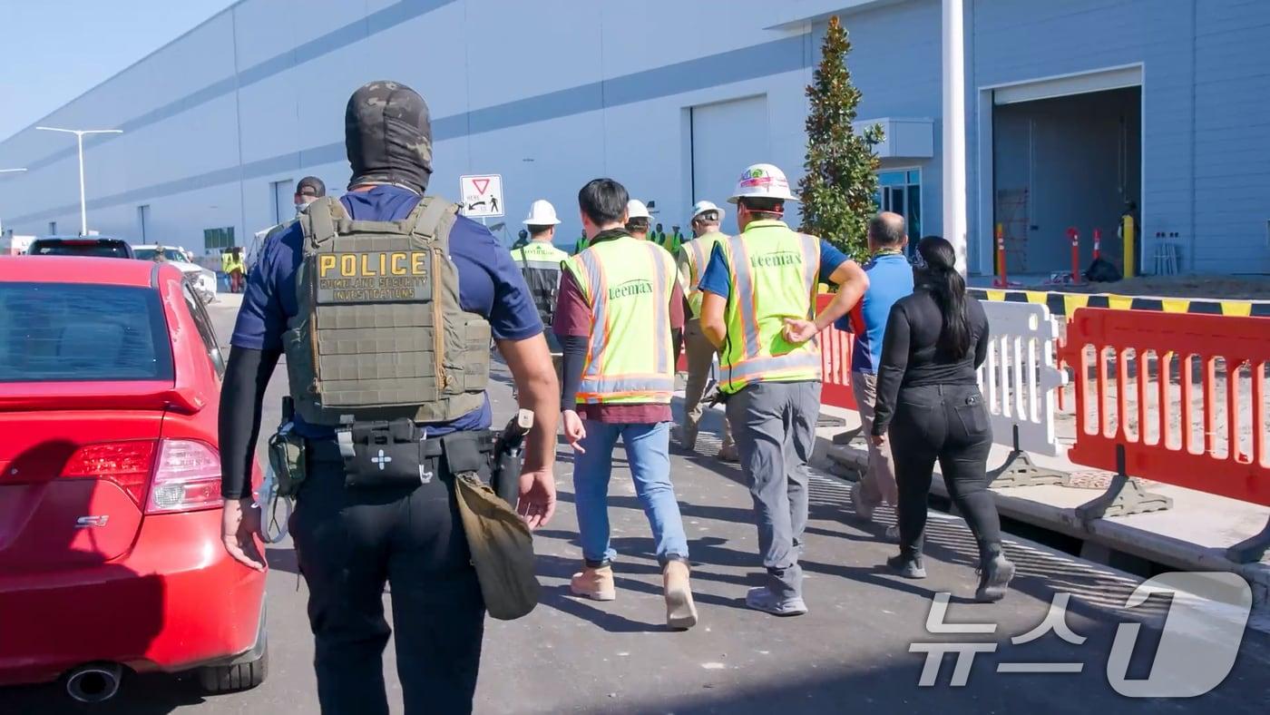 미국 이민세관단속국 ICE&#40;U.S. Immigration and Customs Enforcement&#41;가 조지아주 내 현대자동차그룹과 LG에너지솔루션 합작 배터리 공장 건설 현장의 한국인 직원 300여 명을 기습 단속·구금하는 사진을 공개했다. &#40;ICE 홈페이지. 재판매 및 DB금지&#41; 2025.9.6/뉴스1