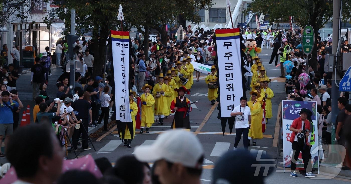 본문 이미지 - 제29회 무주 반딧불축제가 진행되는 전북 무주군 등나무운동장 일원에서 반디퍼레이드가 펼쳐지고 있다. 2025.9.6 ⓒ 뉴스1 유경석 기자