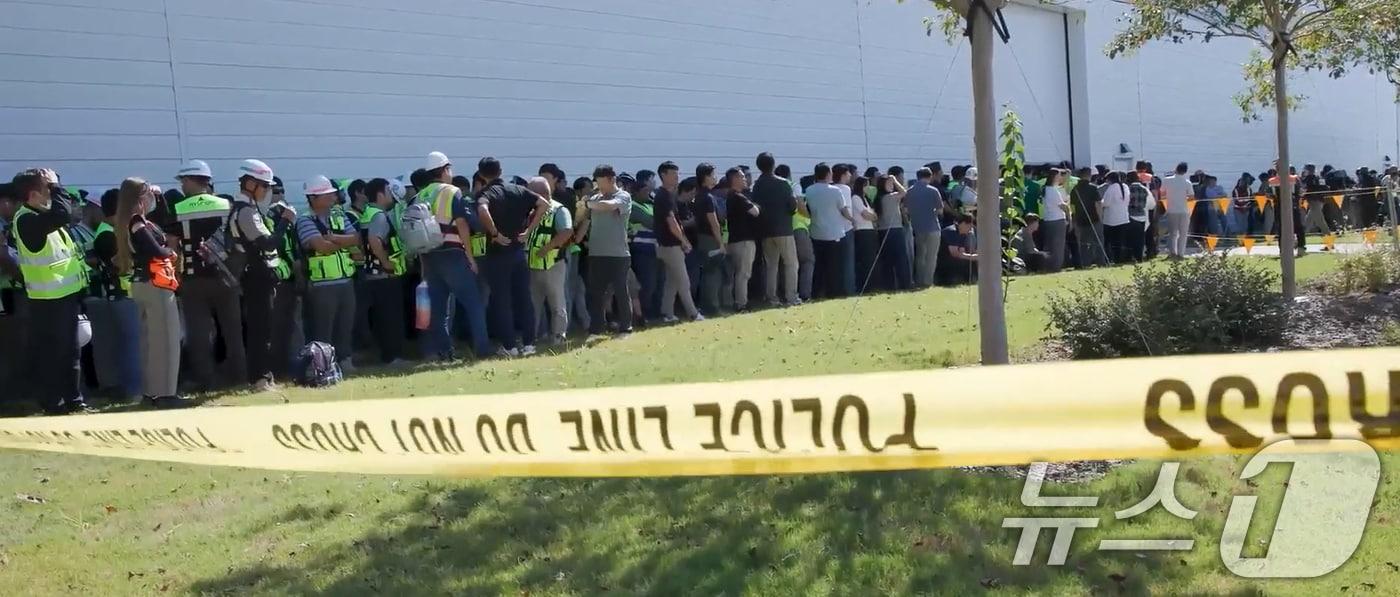 미국 이민 당국이 지난 4일&#40;현지시간&#41; 조지아주 현대자동차그룹과 LG에너지솔루션 합작 배터리 공장 건설 현장을 기습해 불법적으로 근로한 한국인 노동자 등을 연행하는 동영상 일부 장면. 미국 이민세관단속국&#40;ICE&#41;가 지난 5일 영상을 공개했다. &#40;ICE 홈페이지. 재판매 및 DB금지&#41; 2025.9.6/뉴스1