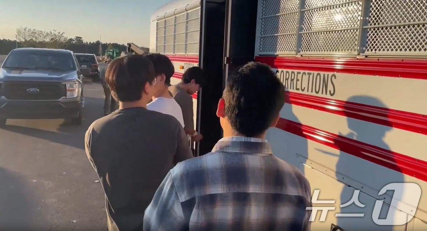 지난 4일&#40;현지시간&#41;  조지아주 내 현대자동차그룹과 LG에너지솔루션 합작 배터리 공장 건설 현장의 한국인 직원 300여 명을 기습 단속·구금하는 장면. 미국 이민세관단속국 ICE&#40;U.S. Immigration and Customs Enforcement&#41;이 5일 공개했다.&#40;ICE 홈페이지. 재판매 및 DB금지&#41; 2025.9.6/뉴스1